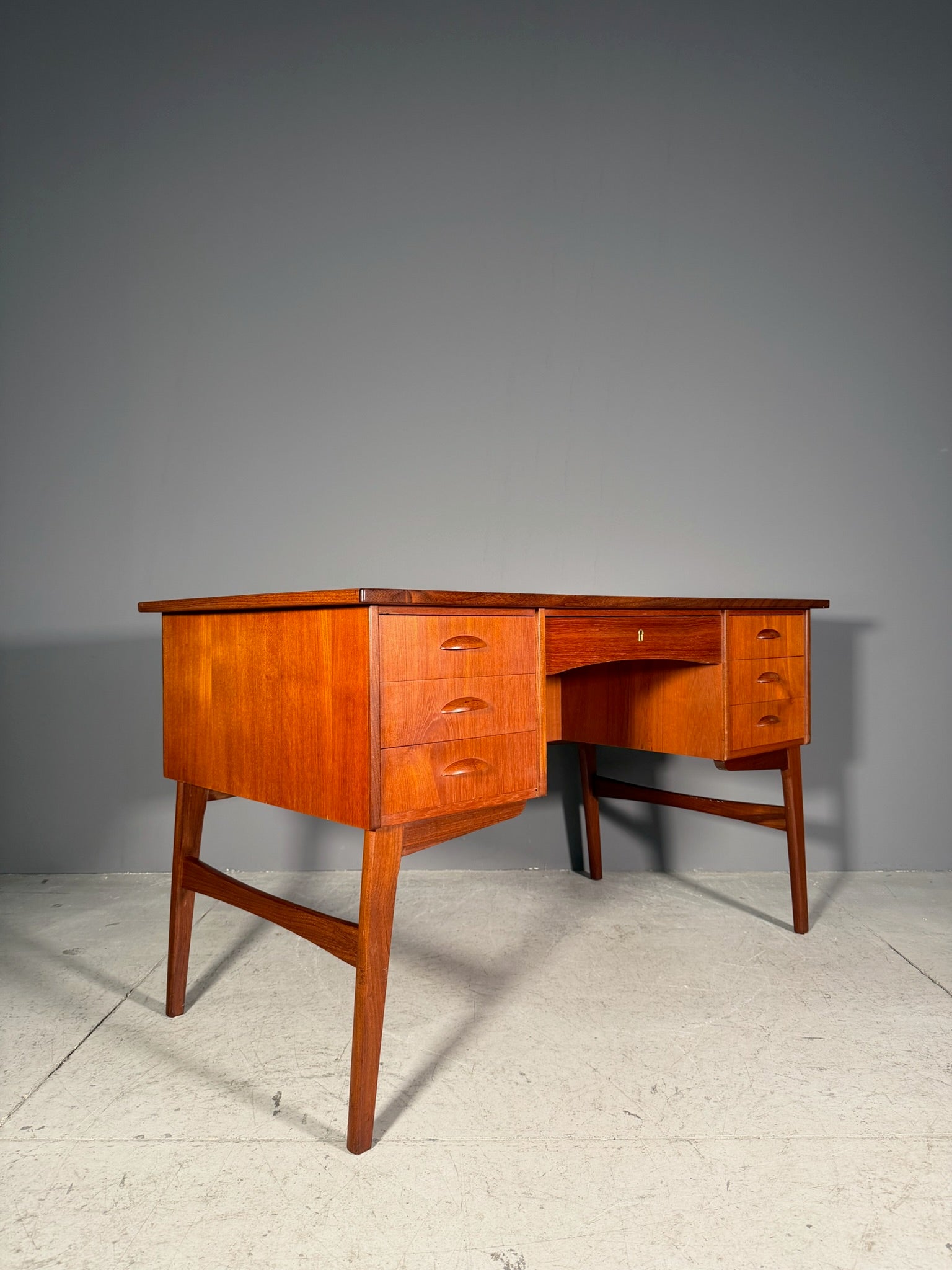 Scrivania in teak anni 60