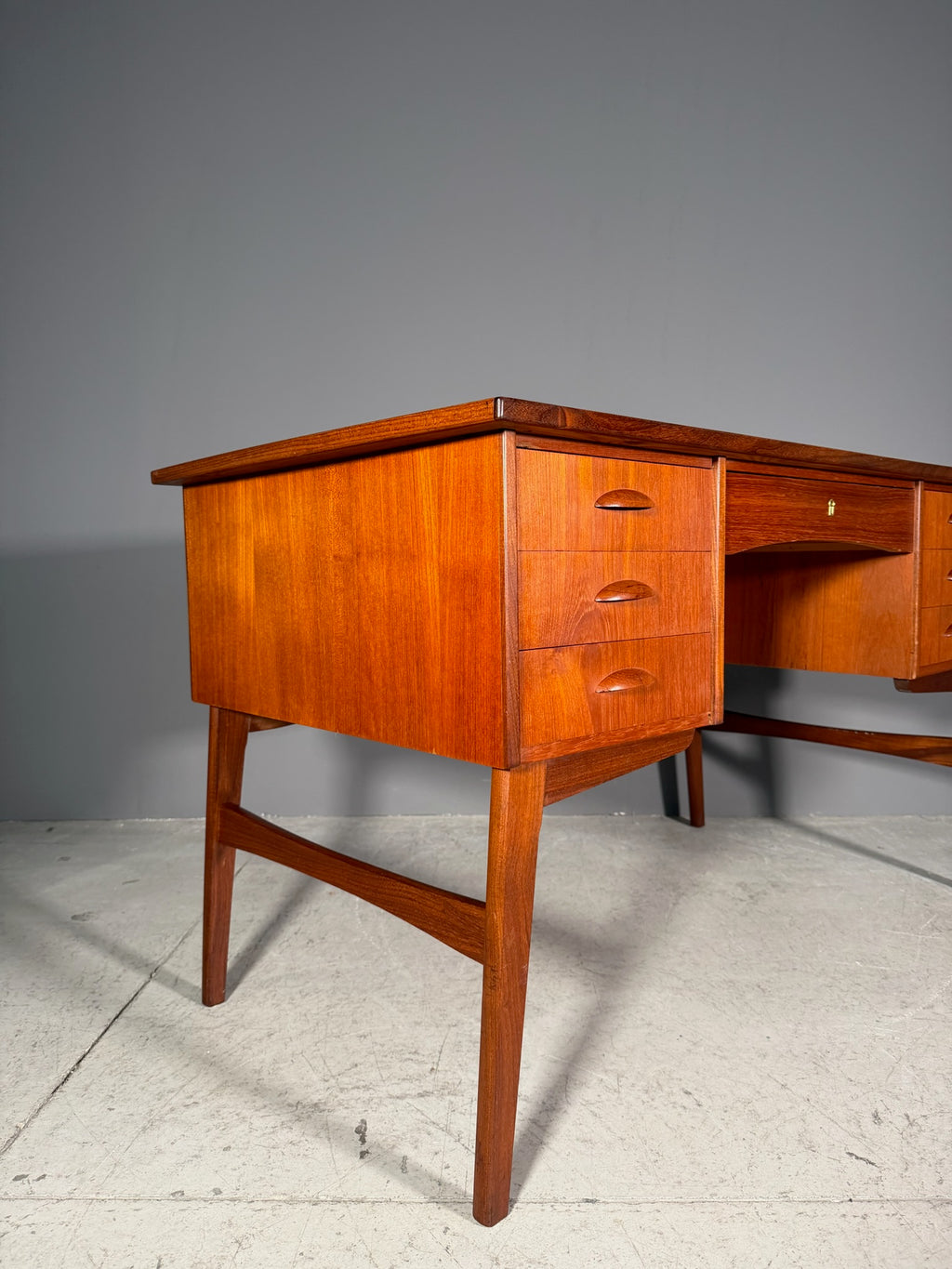 Scrivania in teak anni 60