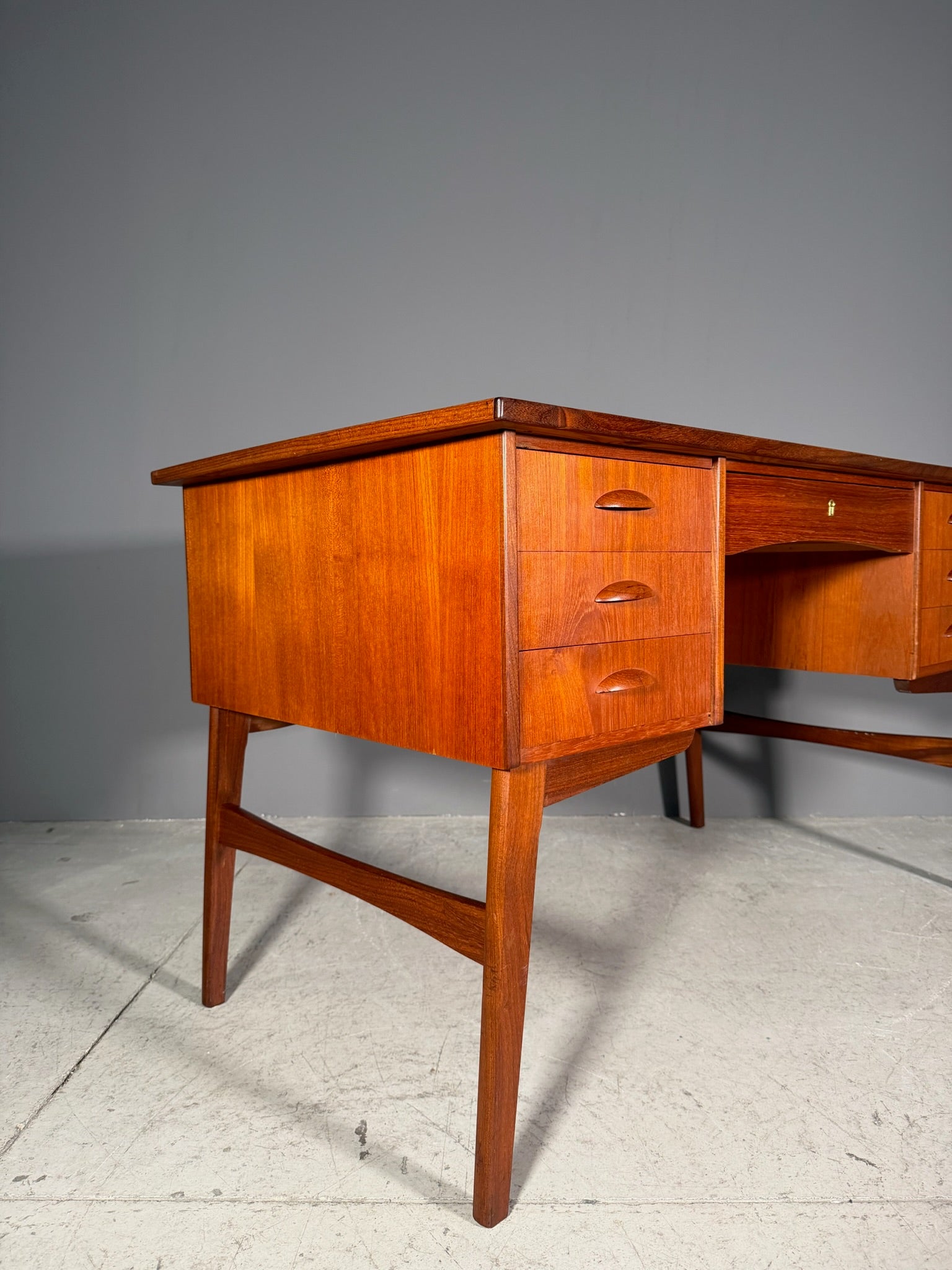 Scrivania in teak anni 60