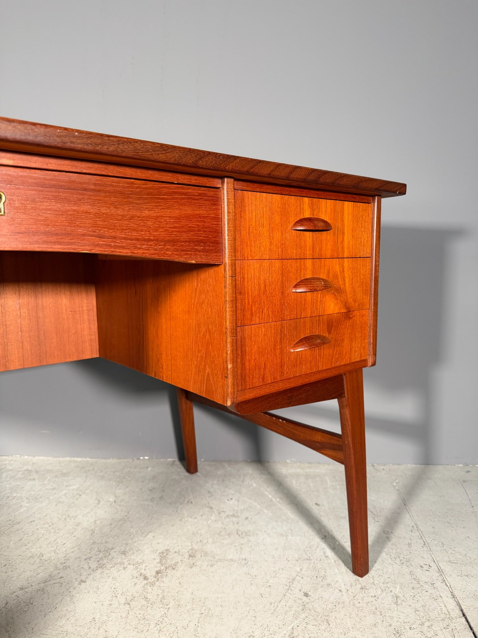 Scrivania in teak anni 60