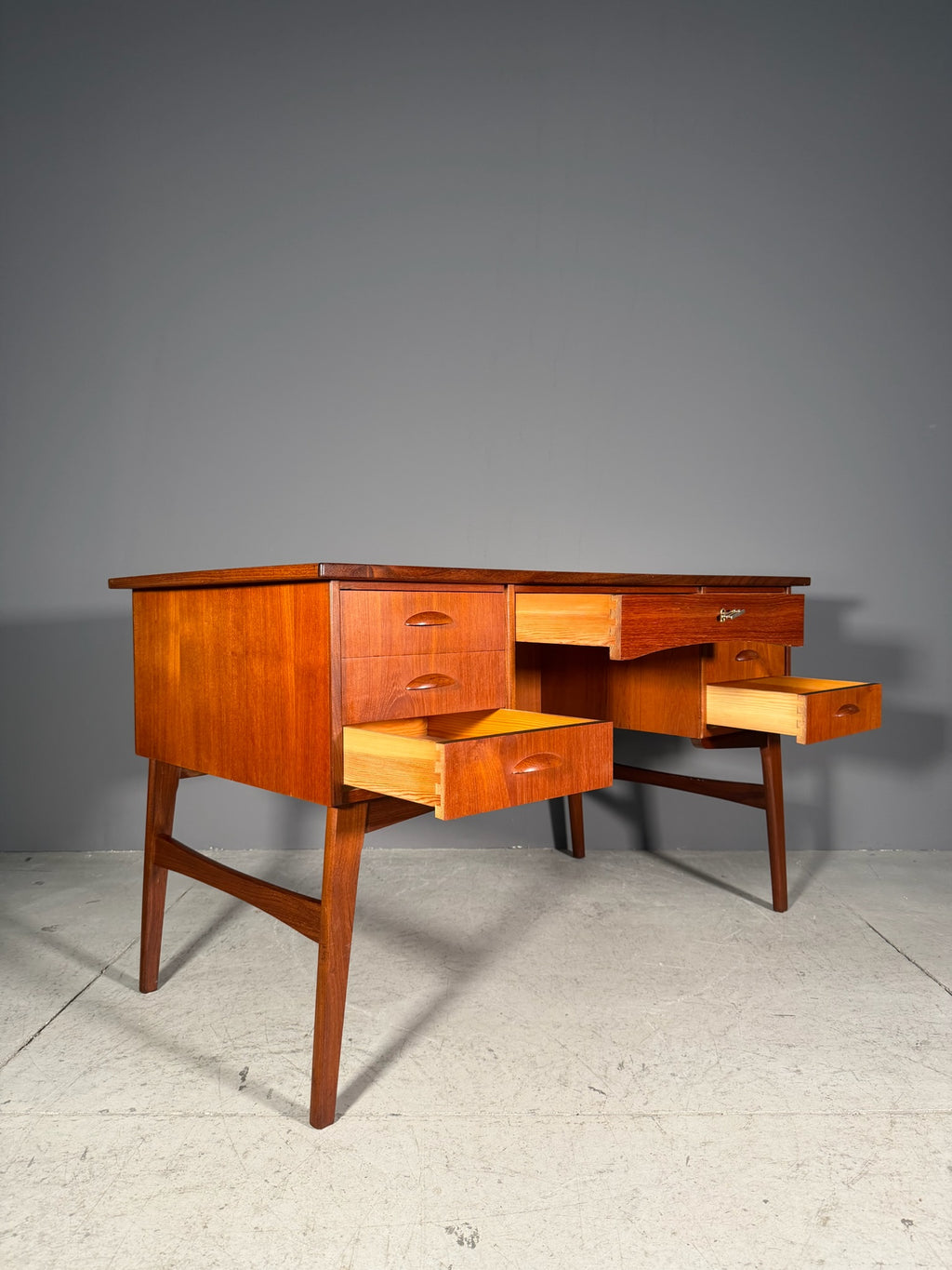 Scrivania in teak anni 60