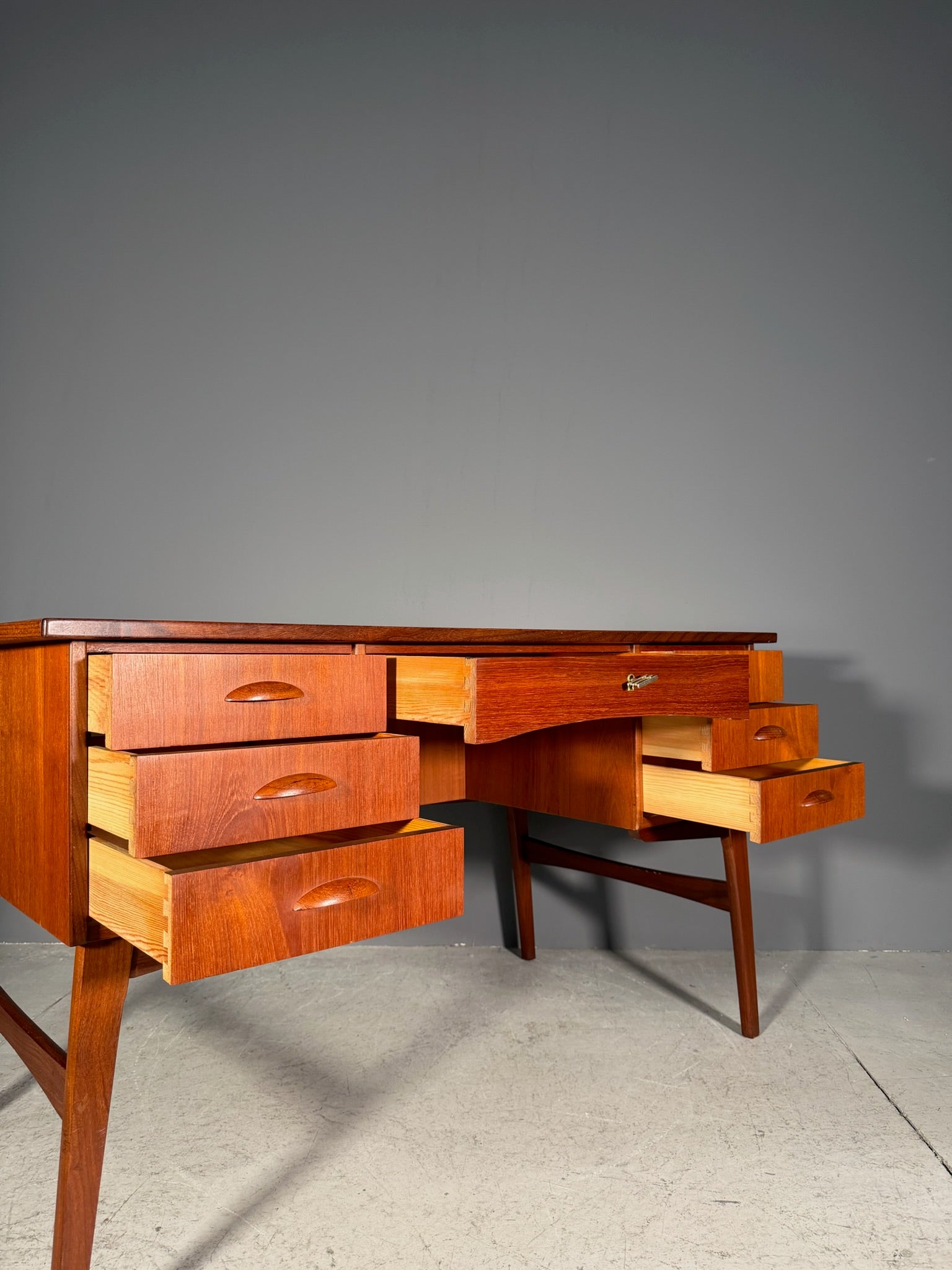 Scrivania in teak anni 60