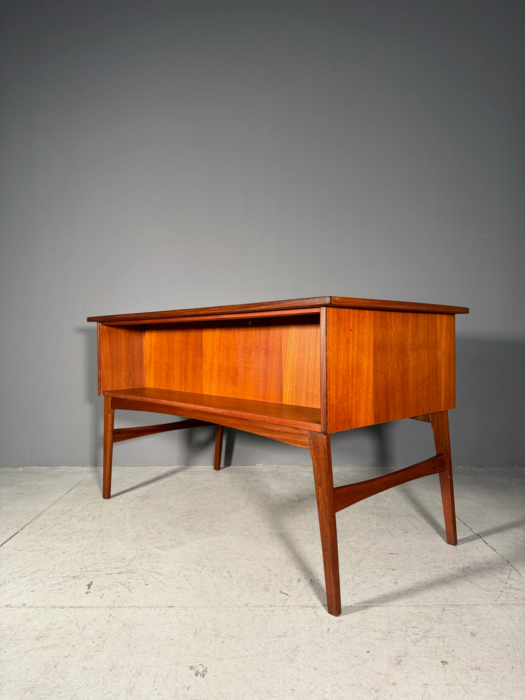 Scrivania in teak anni 60