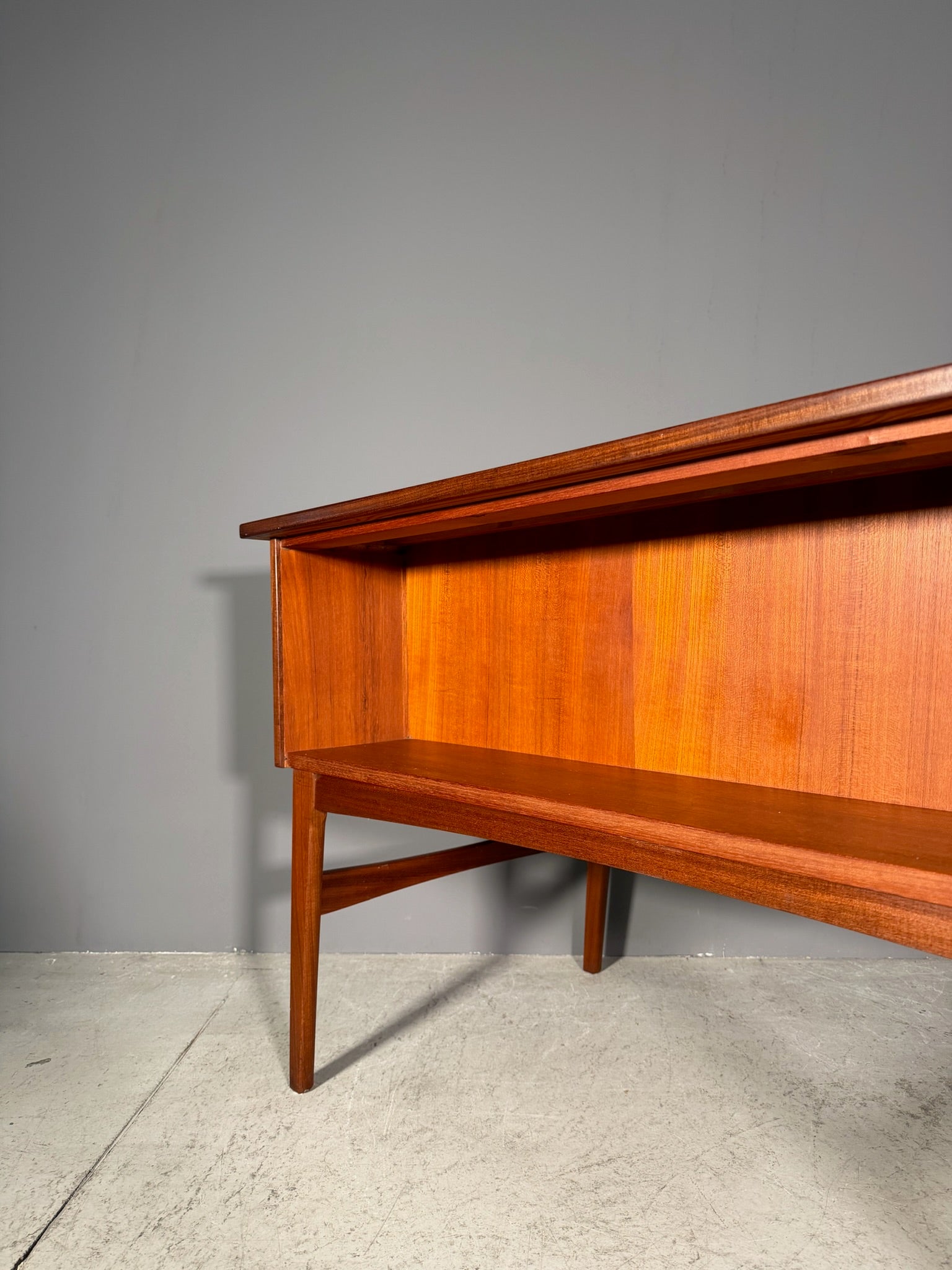 Scrivania in teak anni 60