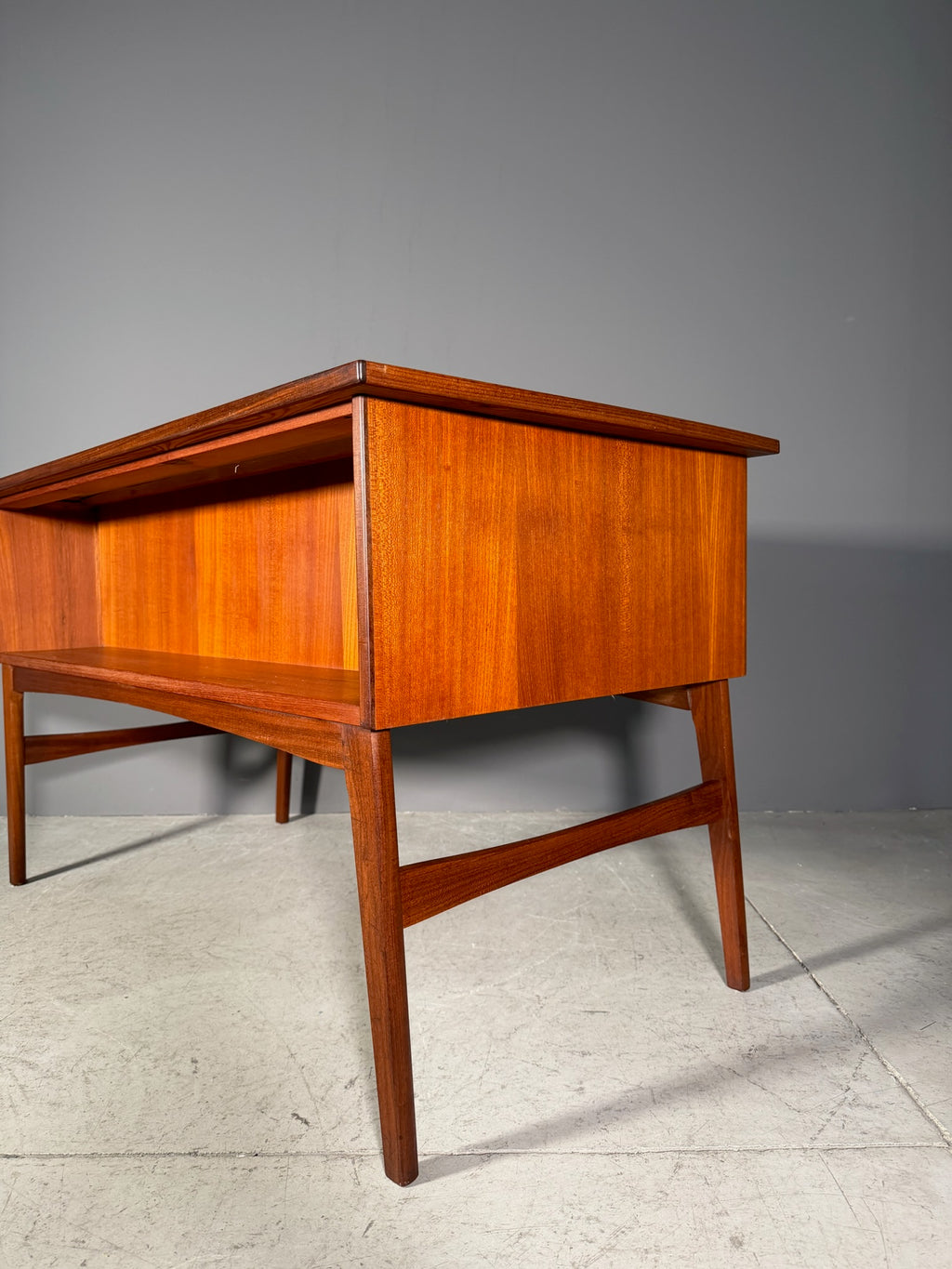 Scrivania in teak anni 60