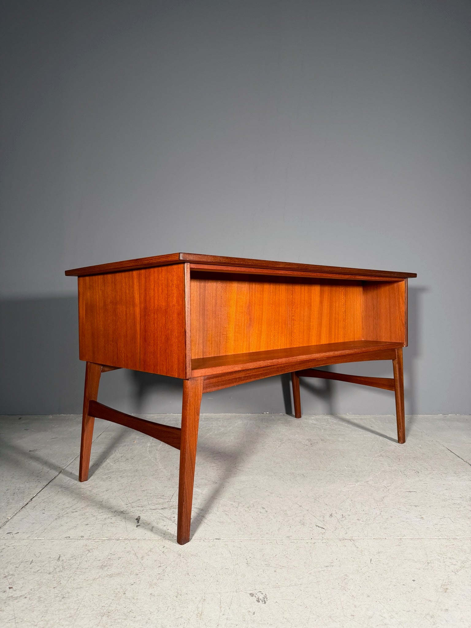 Scrivania in teak anni 60