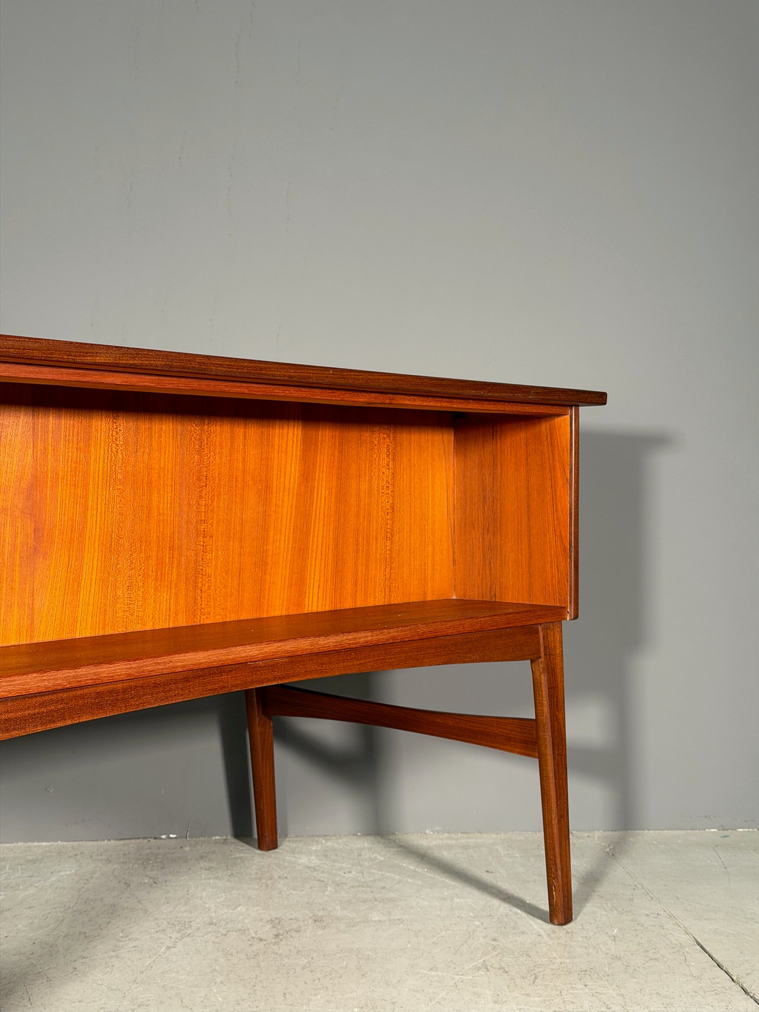 Scrivania in teak anni 60