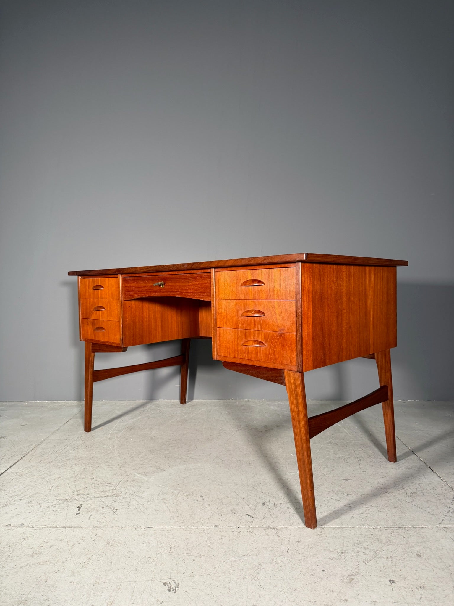 Scrivania in teak anni 60