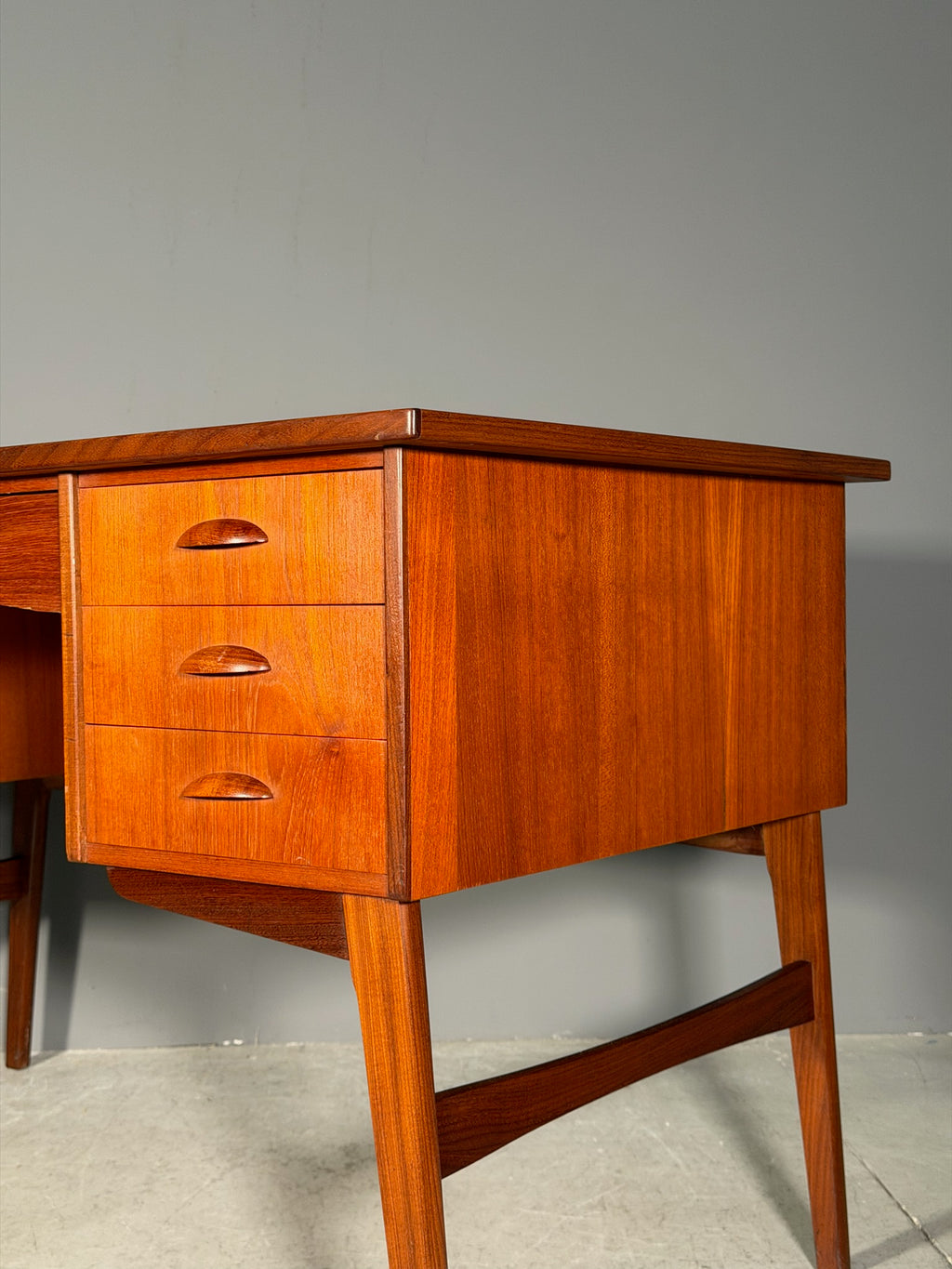 Scrivania in teak anni 60