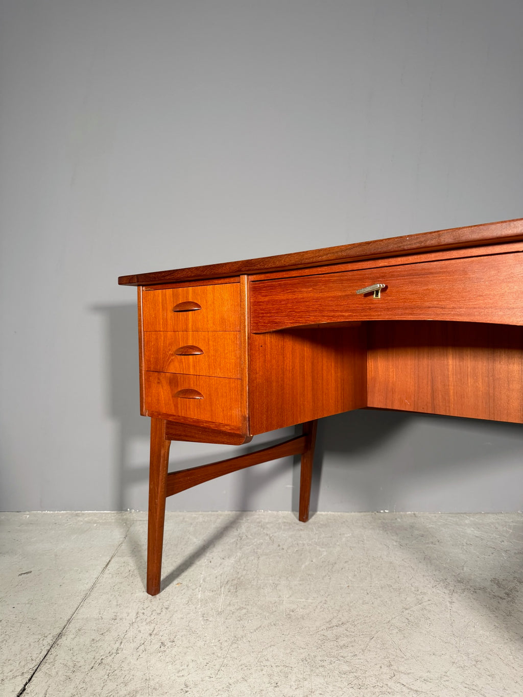 Scrivania in teak anni 60