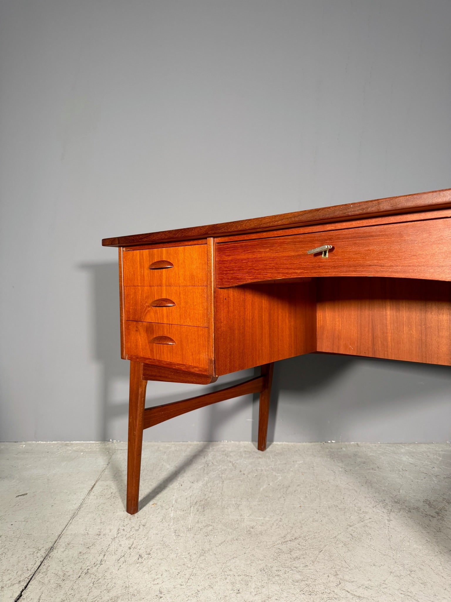 Scrivania in teak anni 60