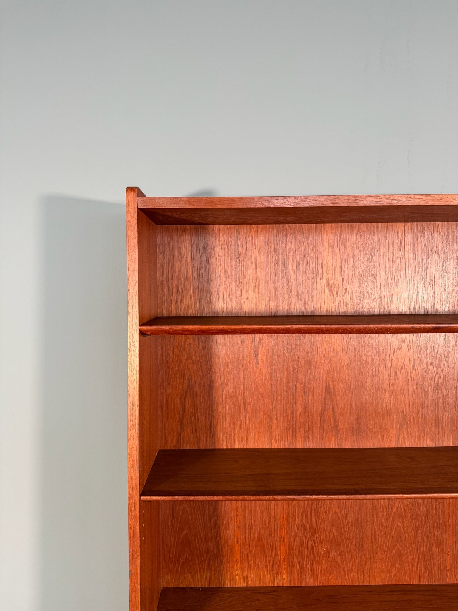 Libreria in teak di Johannes Sorth