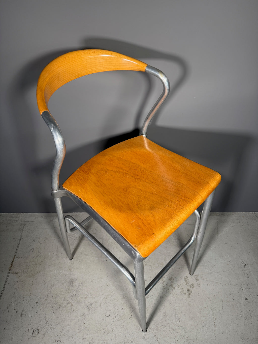 Sgabello "Piuma" di Luigi Origlia