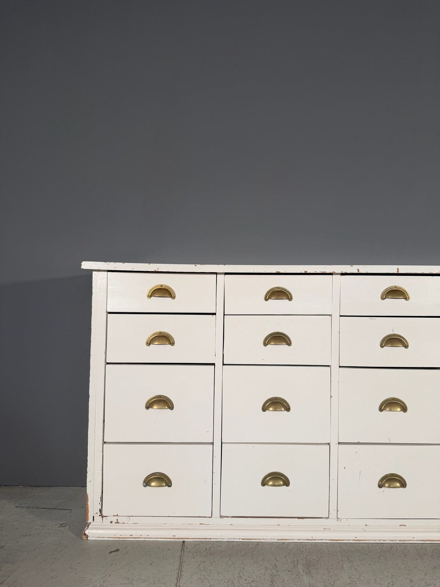 Bancone vintage a cassetti