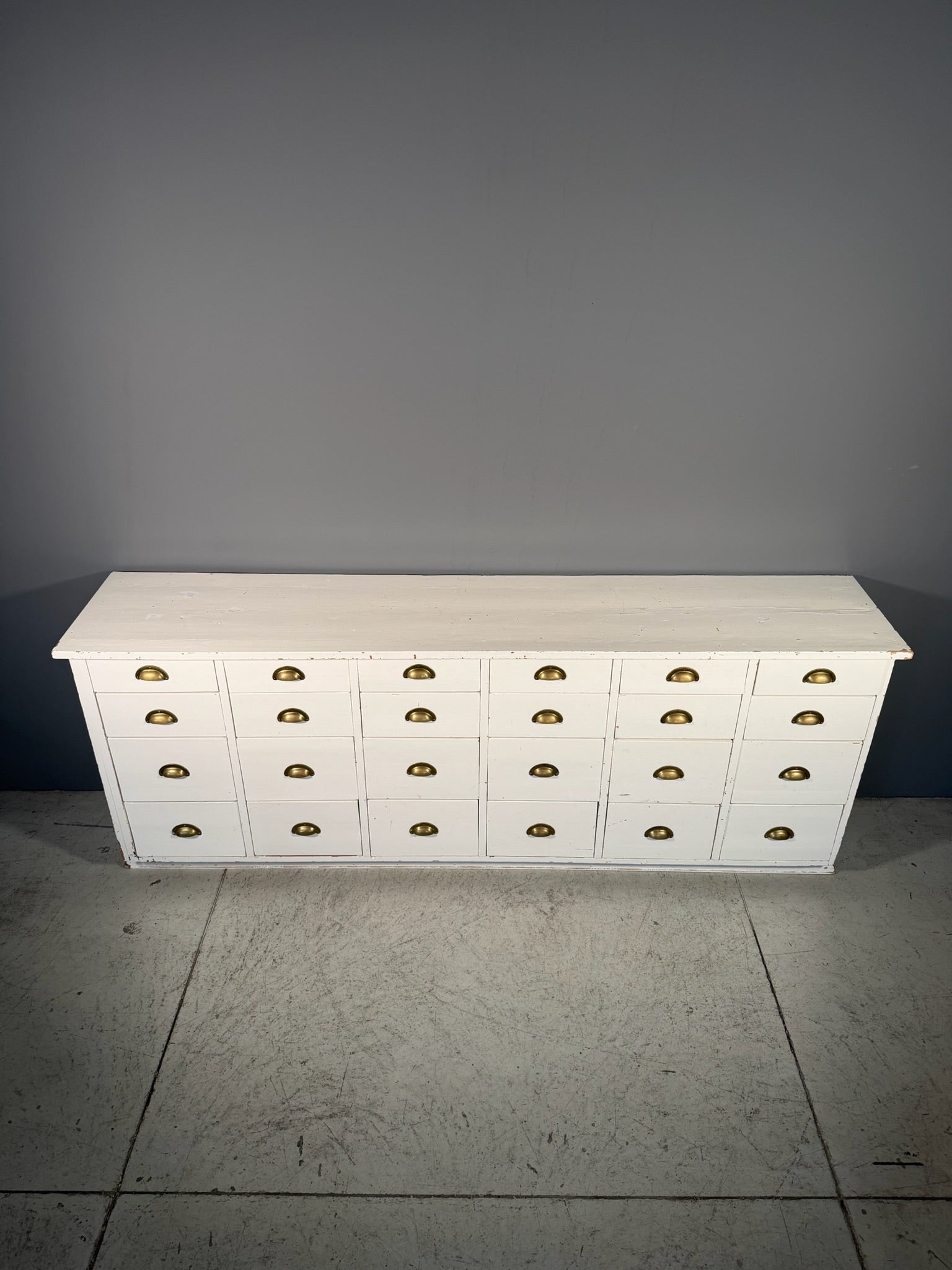Bancone vintage a cassetti
