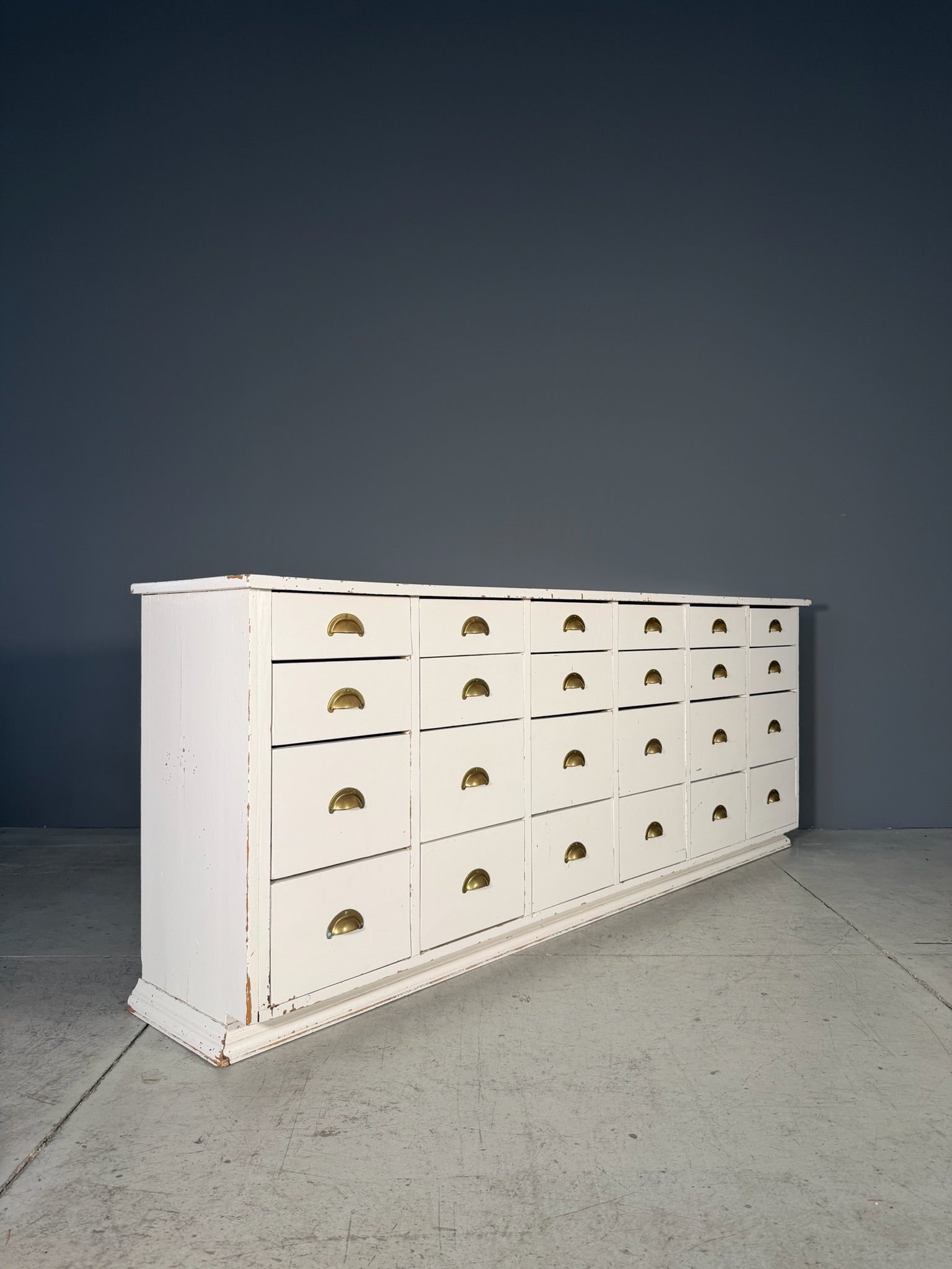 Bancone vintage a cassetti