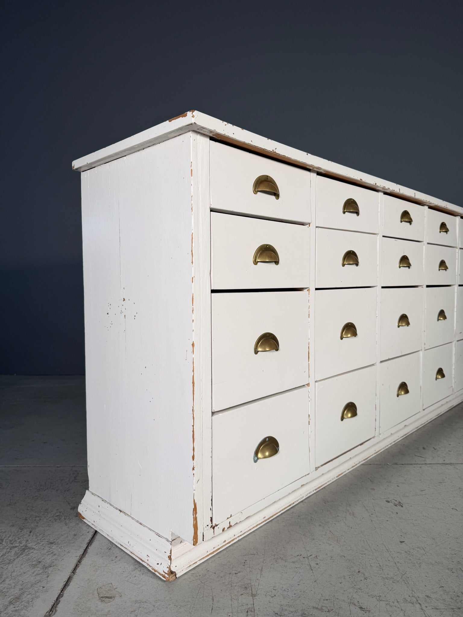 Bancone vintage a cassetti