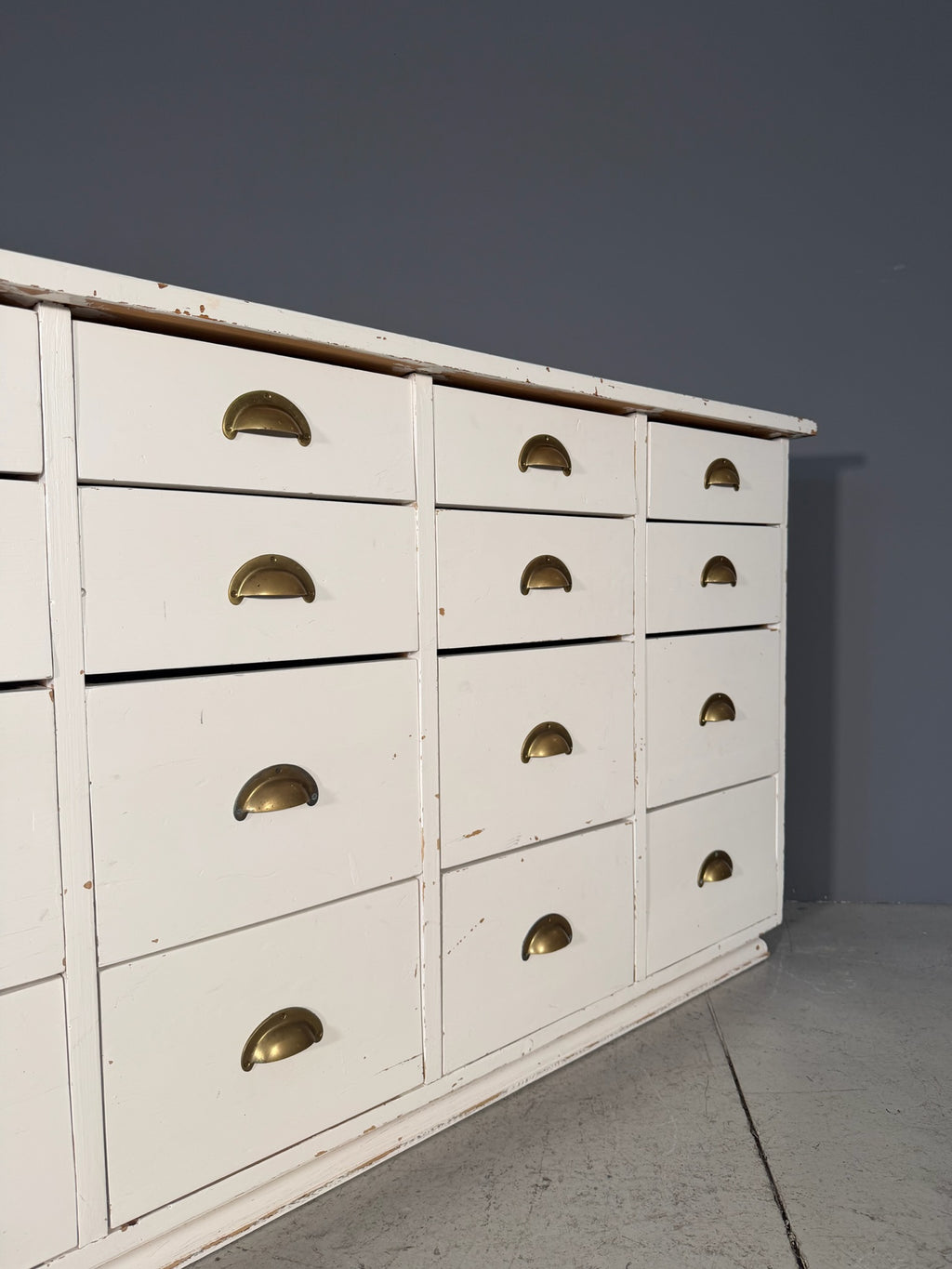 Bancone vintage a cassetti