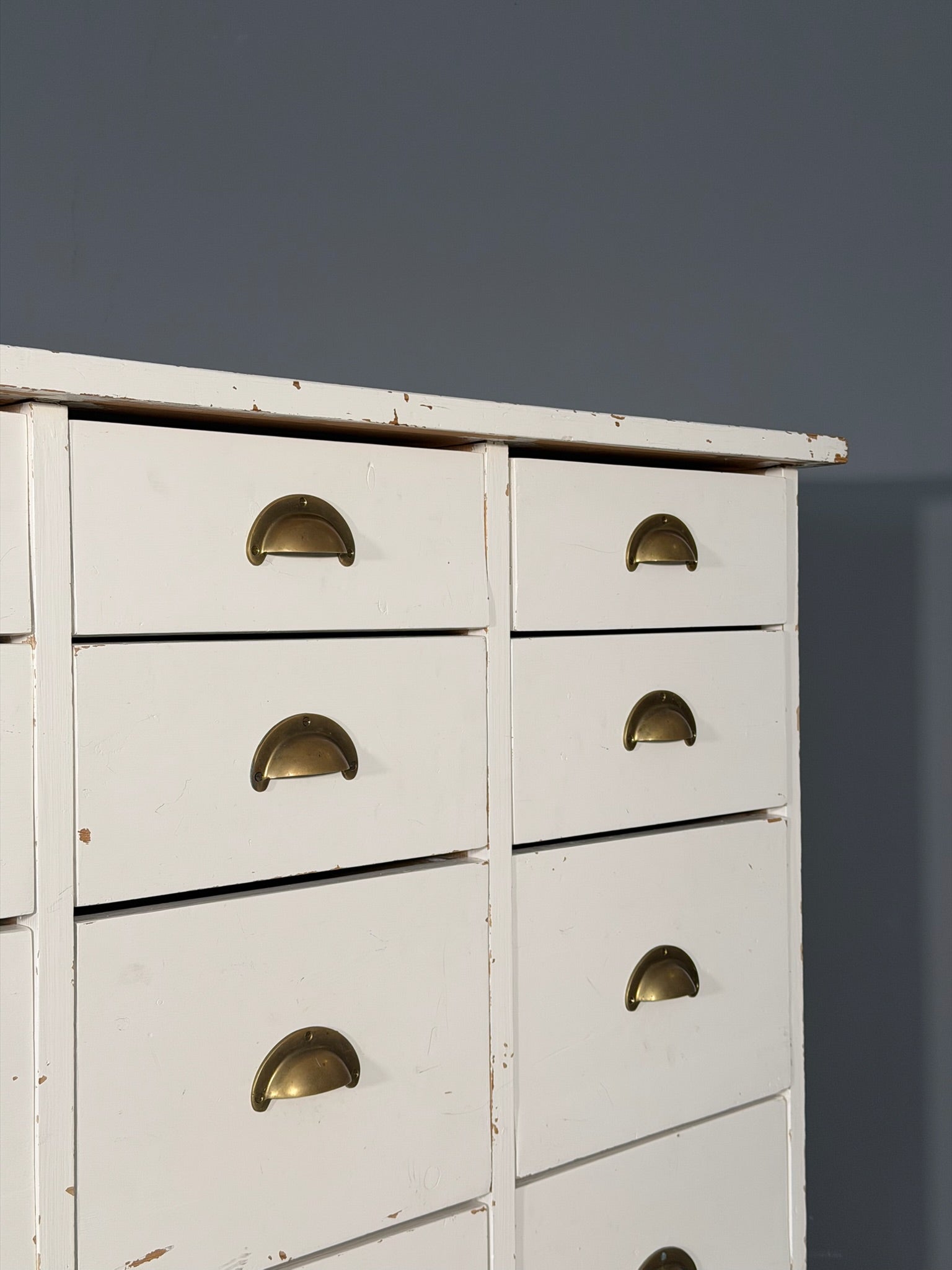 Bancone vintage a cassetti