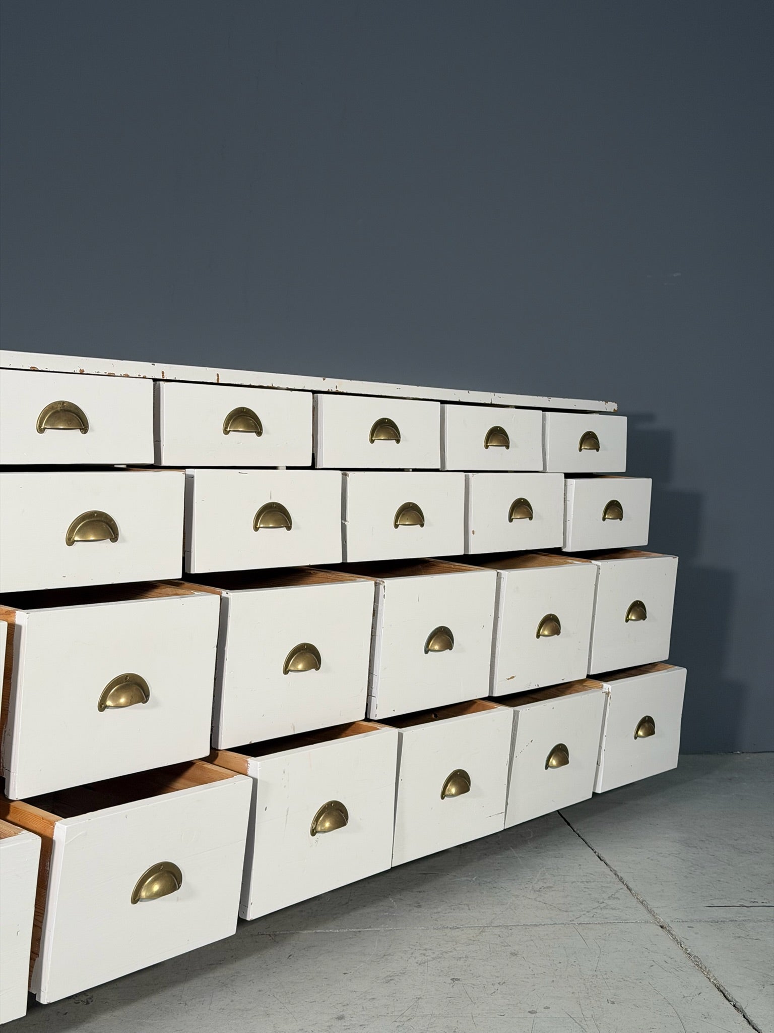 Bancone vintage a cassetti