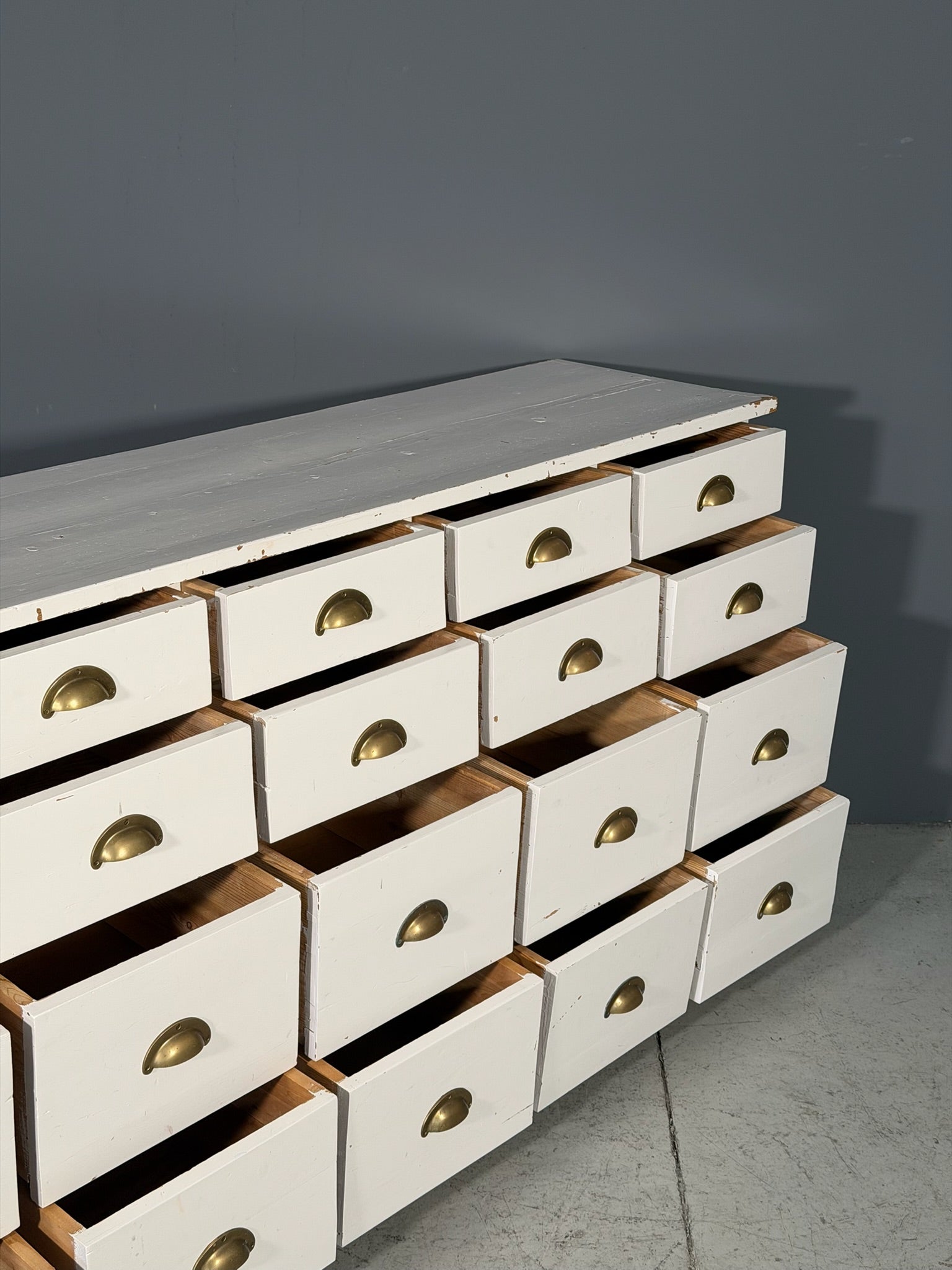 Bancone vintage a cassetti