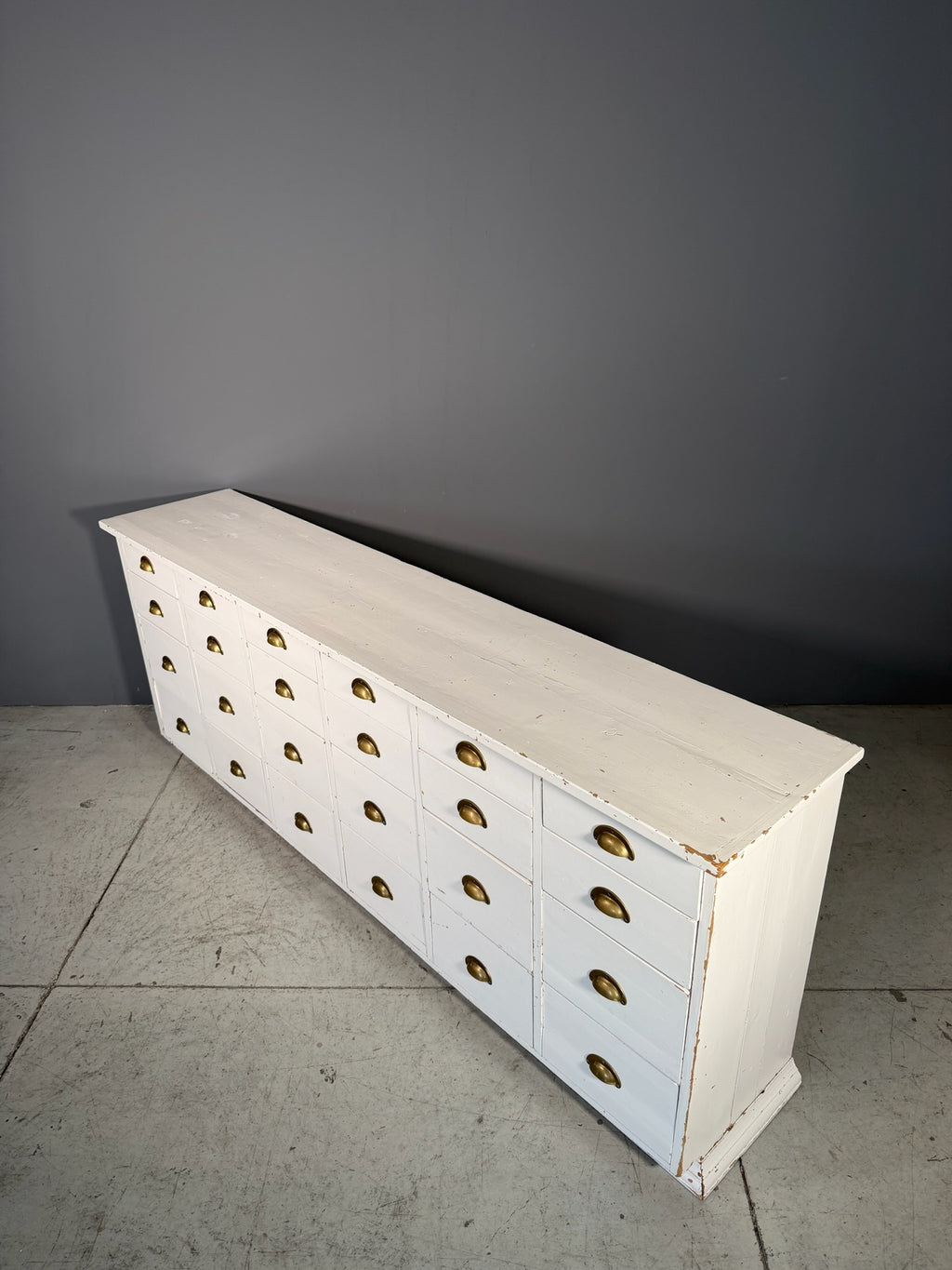 Bancone vintage a cassetti