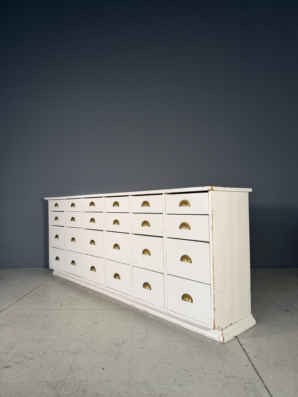 Bancone vintage a cassetti
