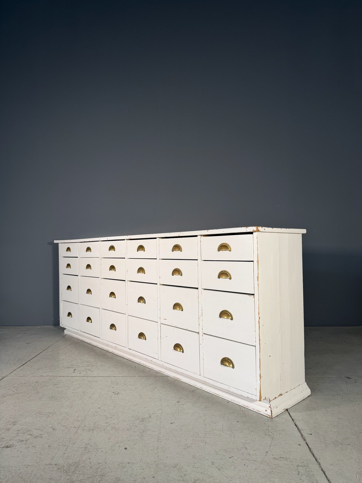 Bancone vintage a cassetti