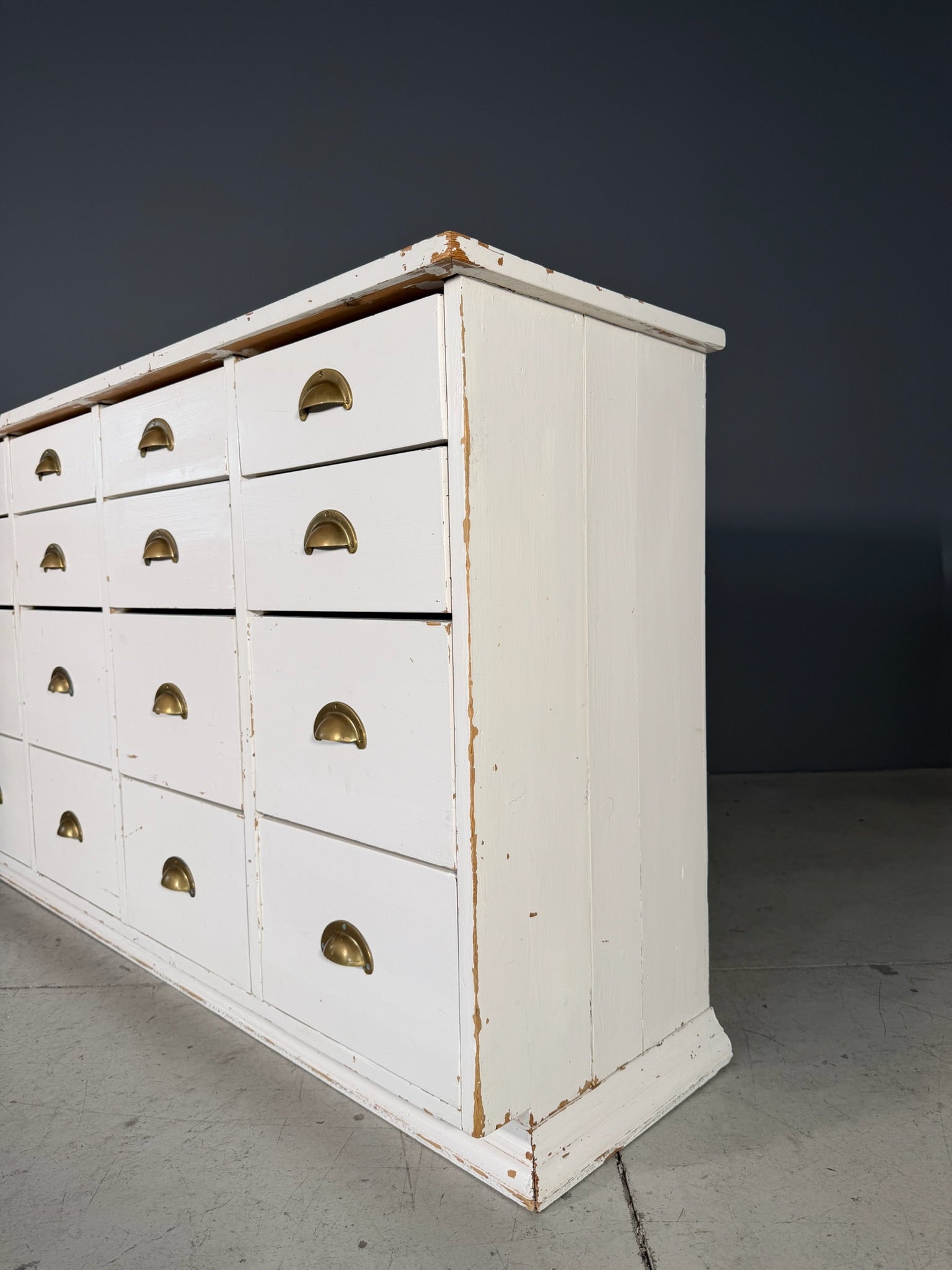 Bancone vintage a cassetti