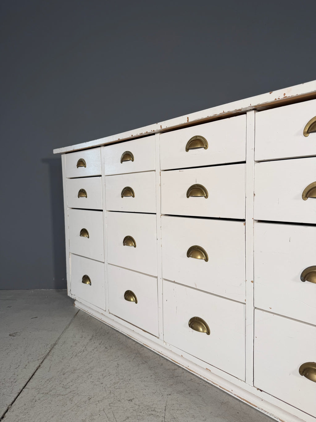 Bancone vintage a cassetti