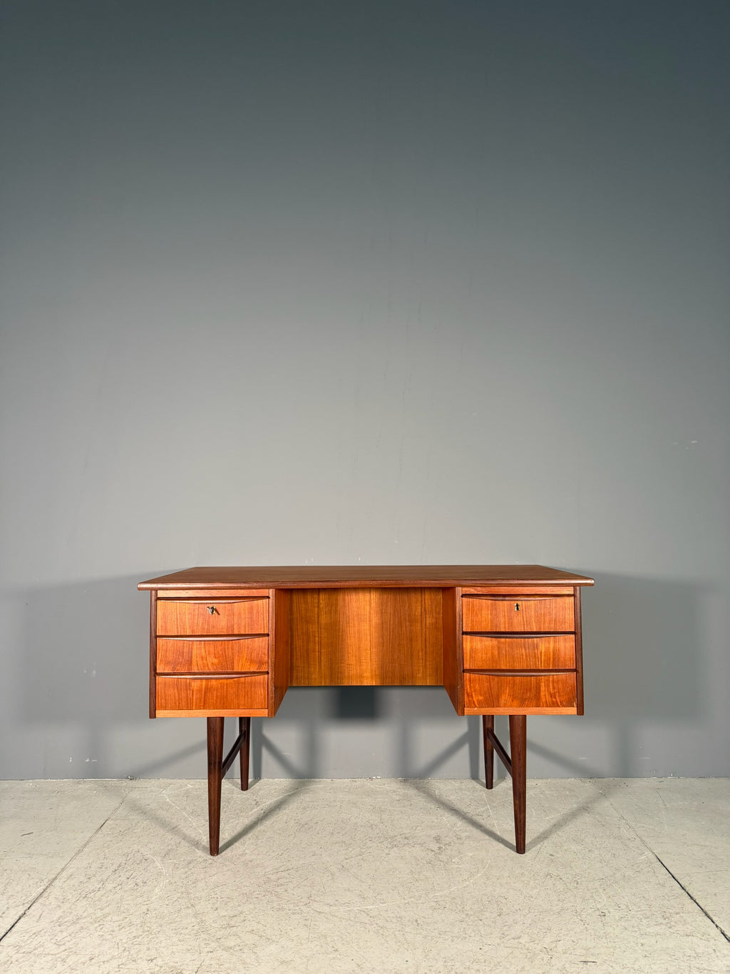 Scrivania da centro in teak