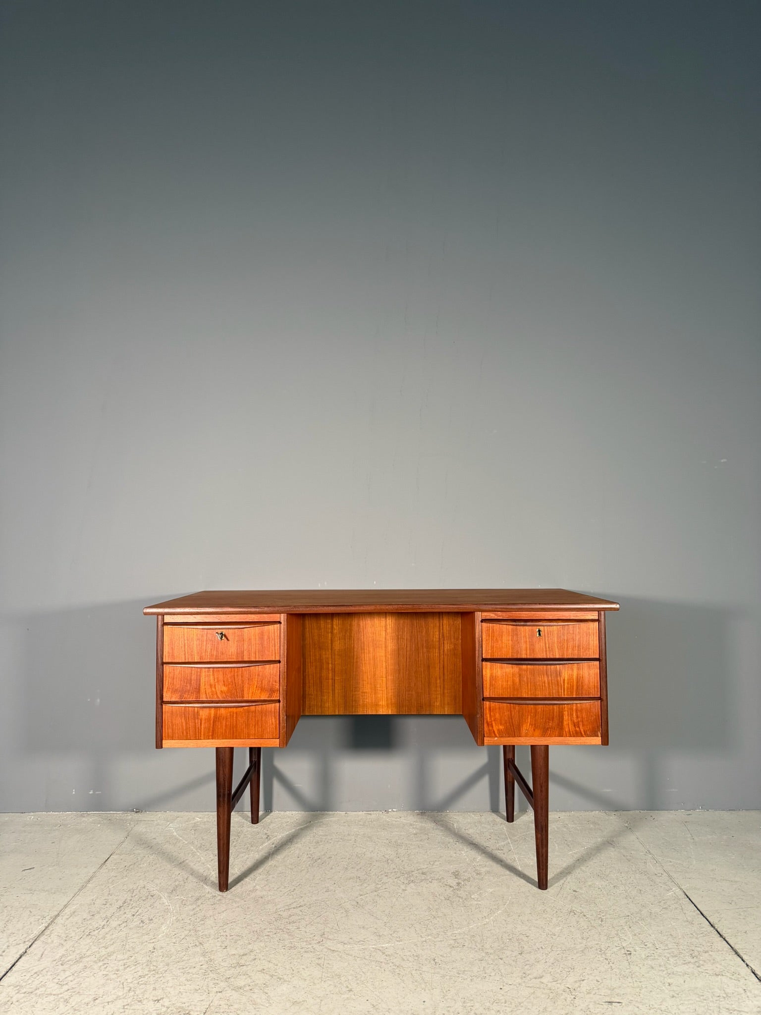 Scrivania da centro in teak