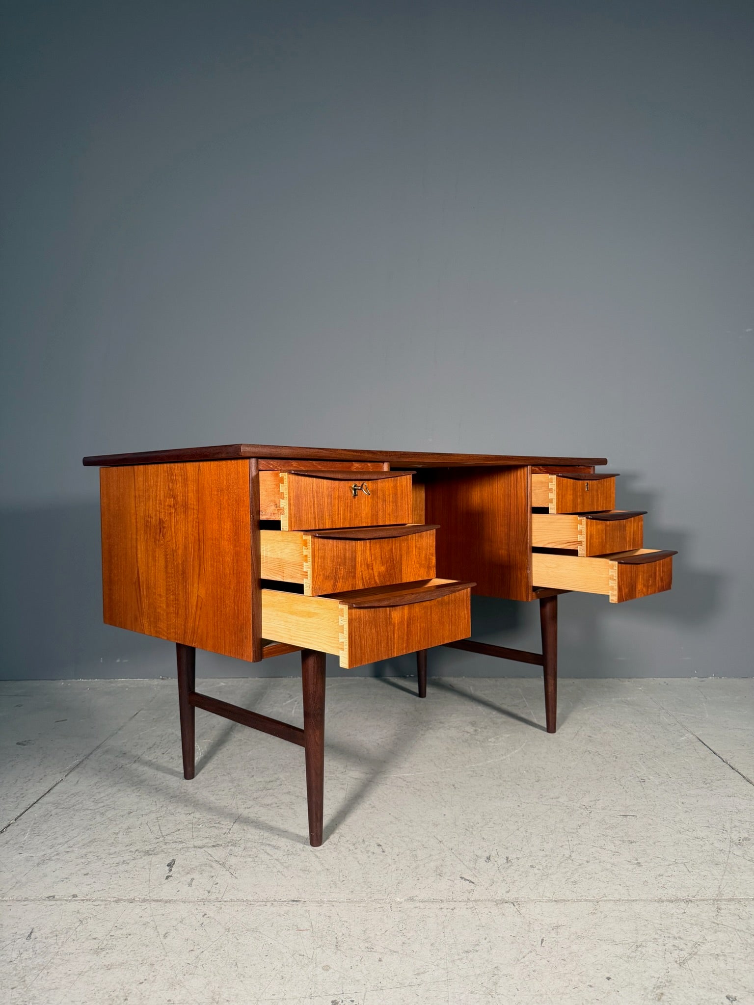 Scrivania da centro in teak