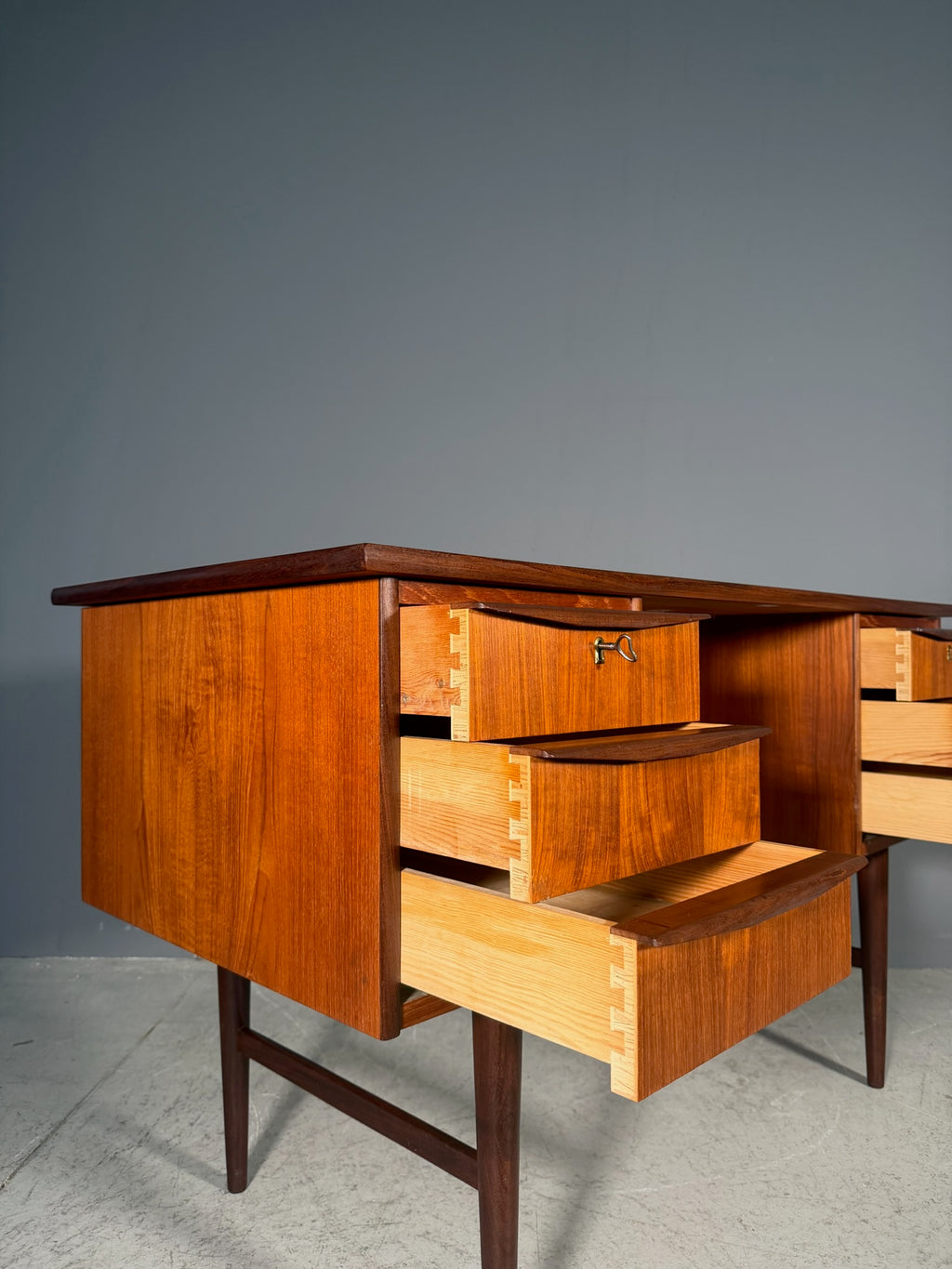 Scrivania da centro in teak