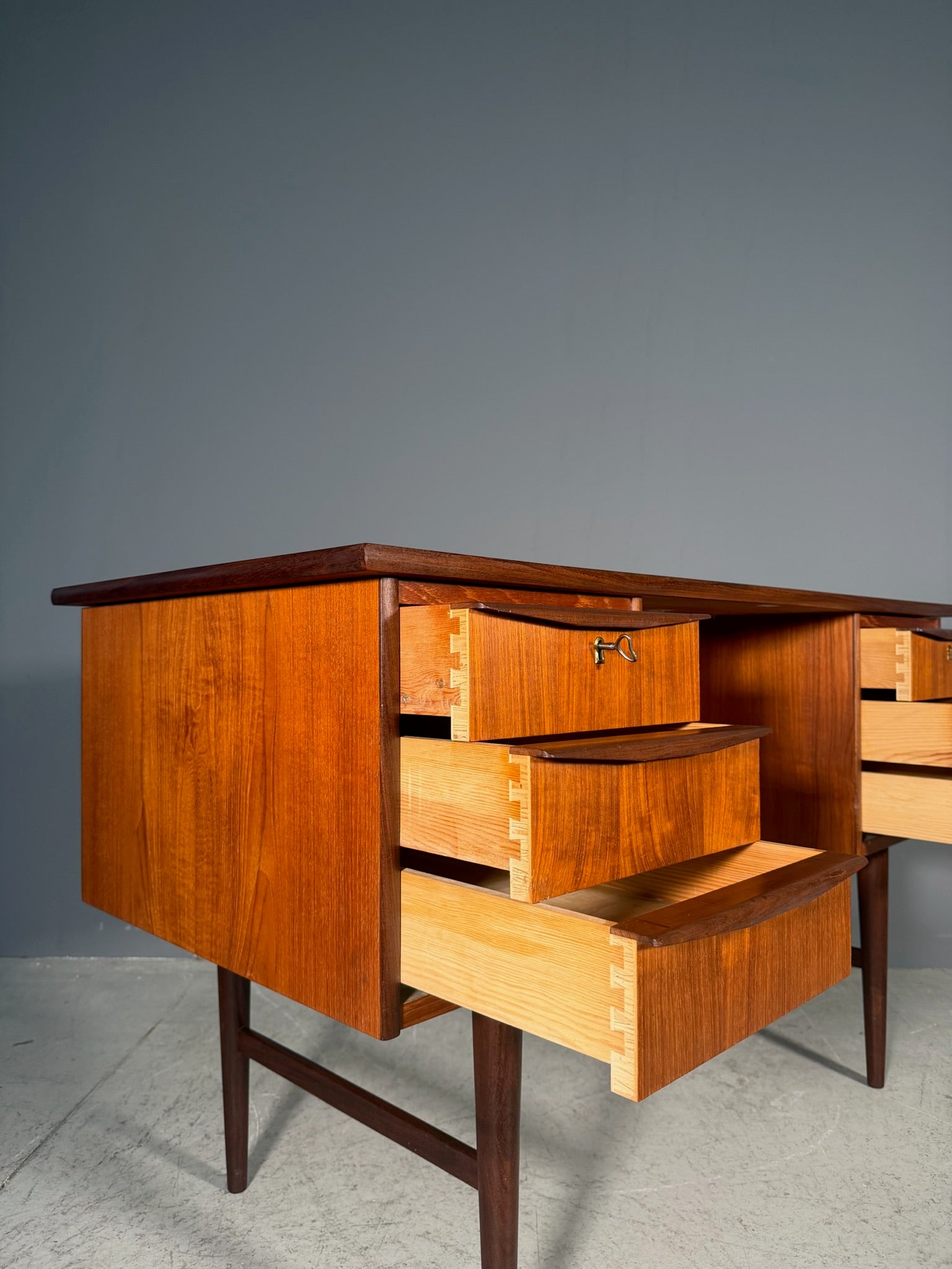 Scrivania da centro in teak