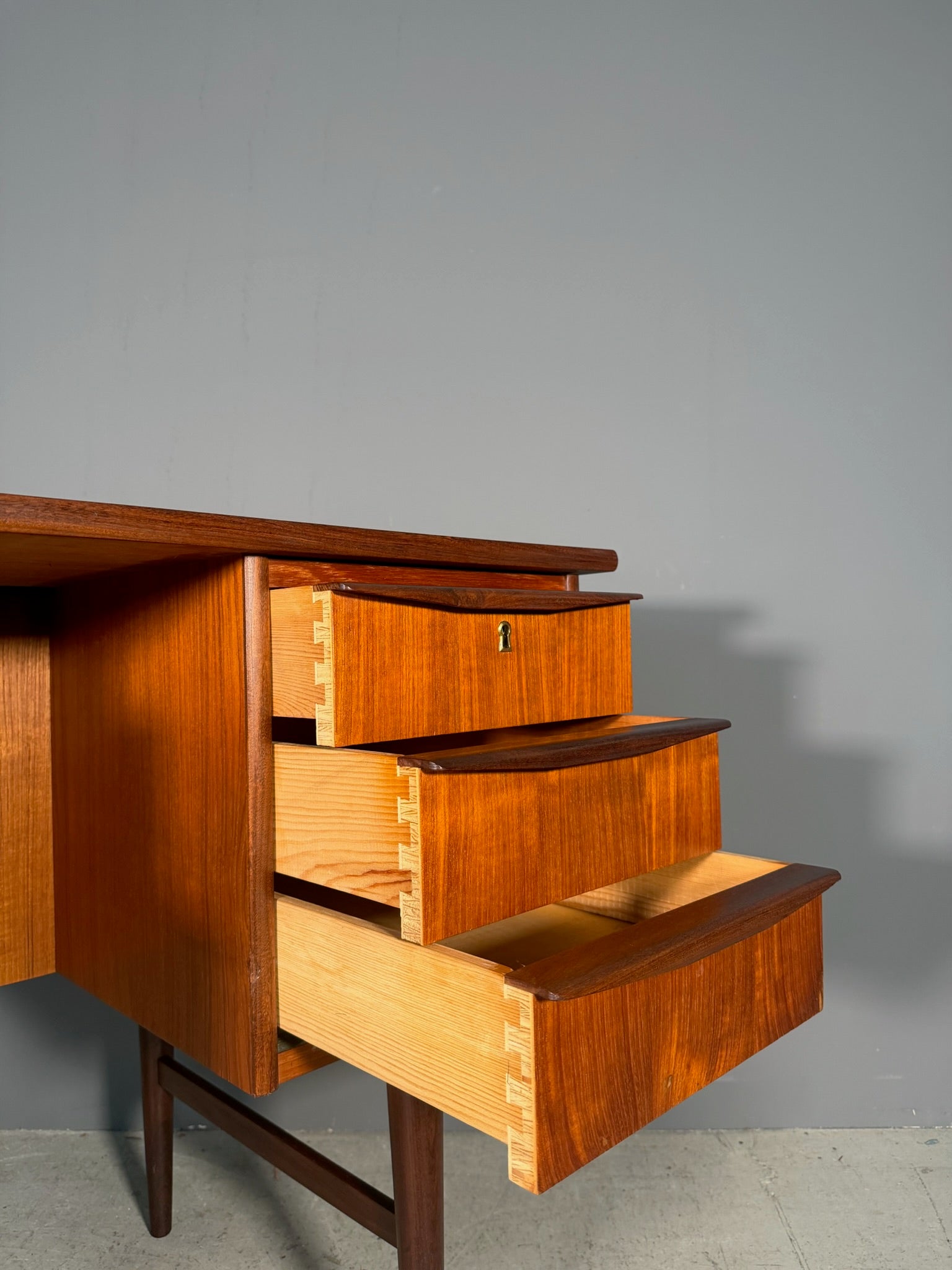 Scrivania da centro in teak