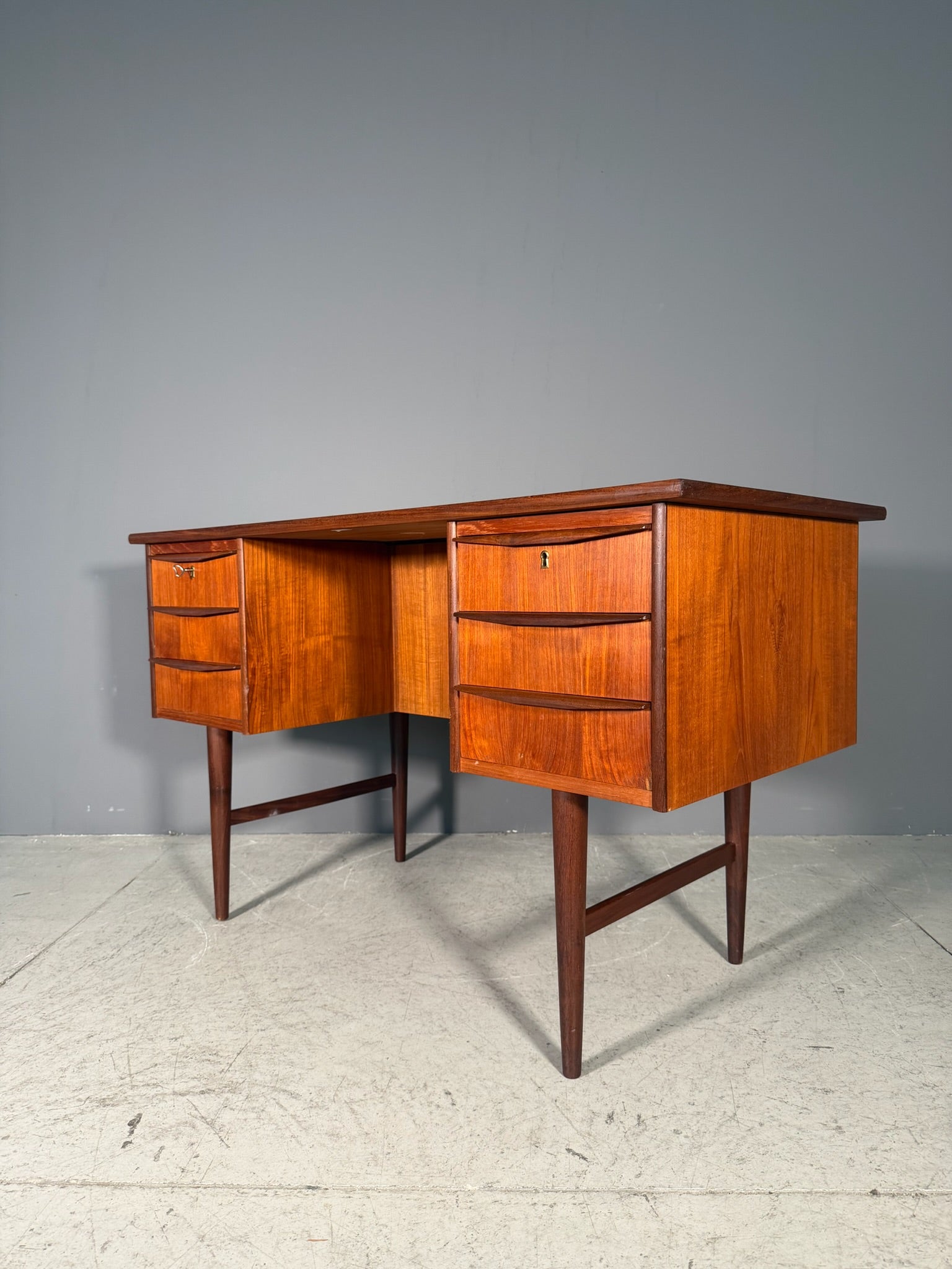Scrivania da centro in teak