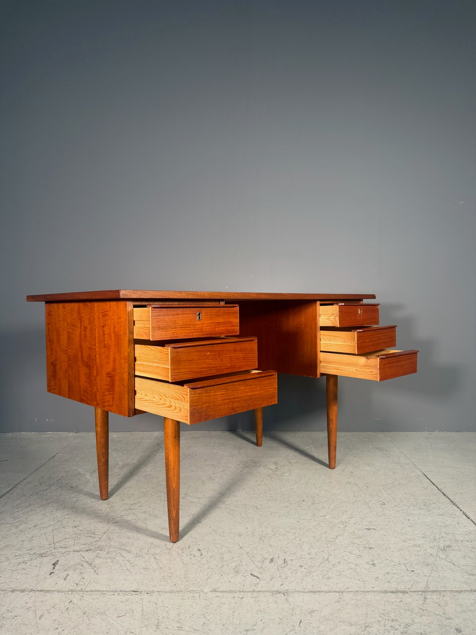 Scrivania danese in teak