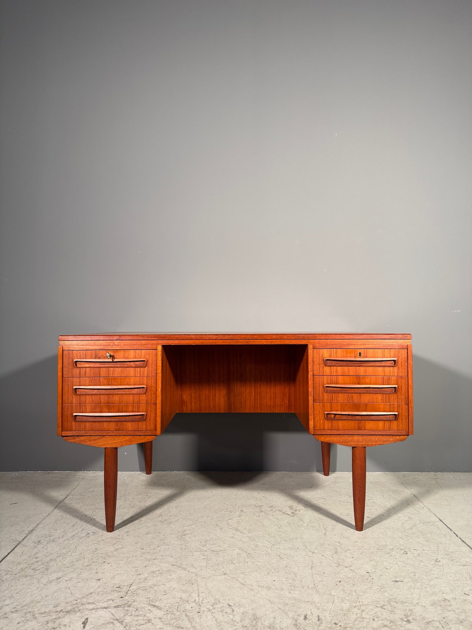 Scrivania in teak di J. Svenstrup