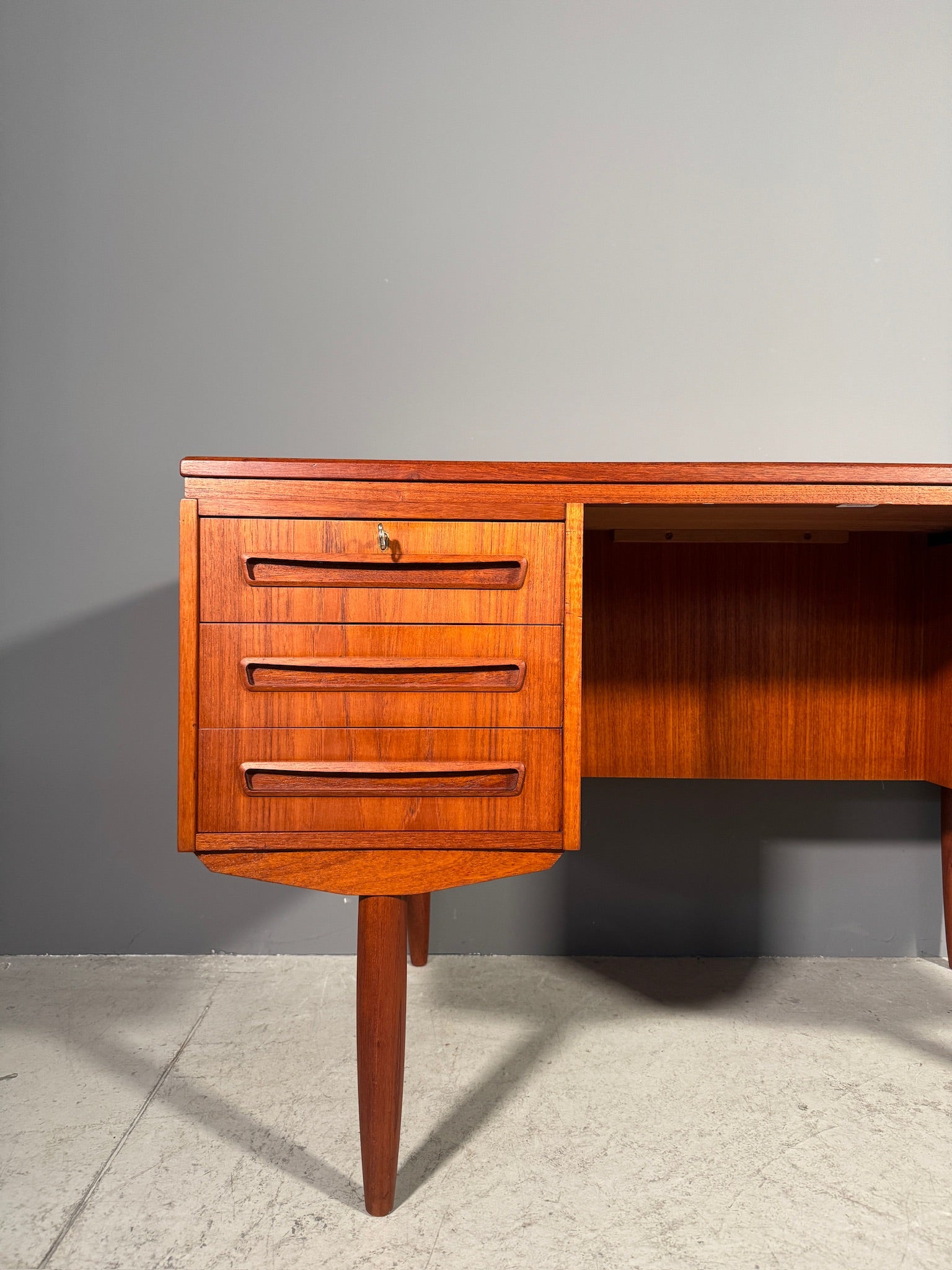 Scrivania in teak di J. Svenstrup