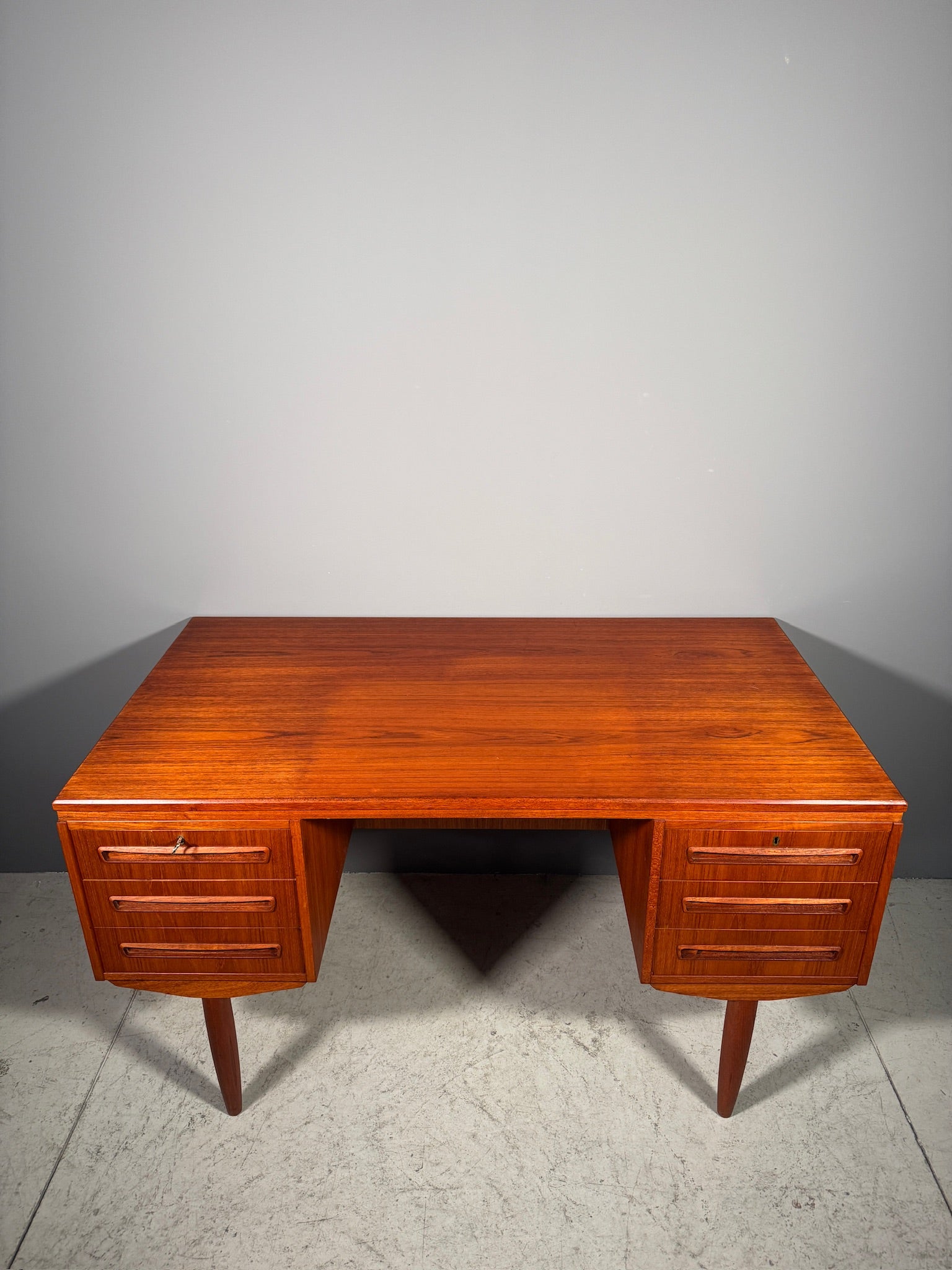 Scrivania in teak di J. Svenstrup