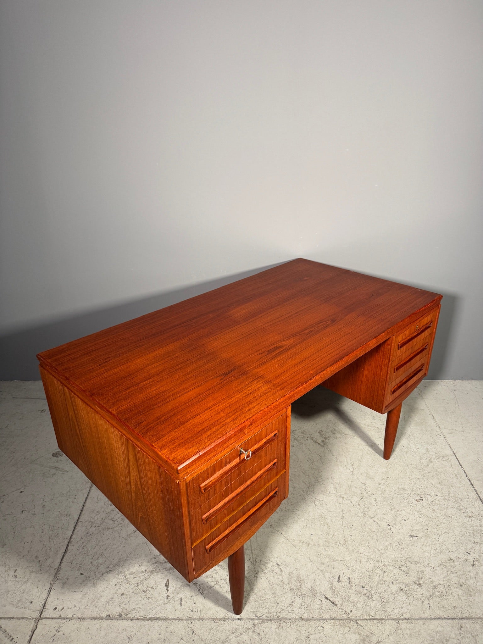 Scrivania in teak di J. Svenstrup