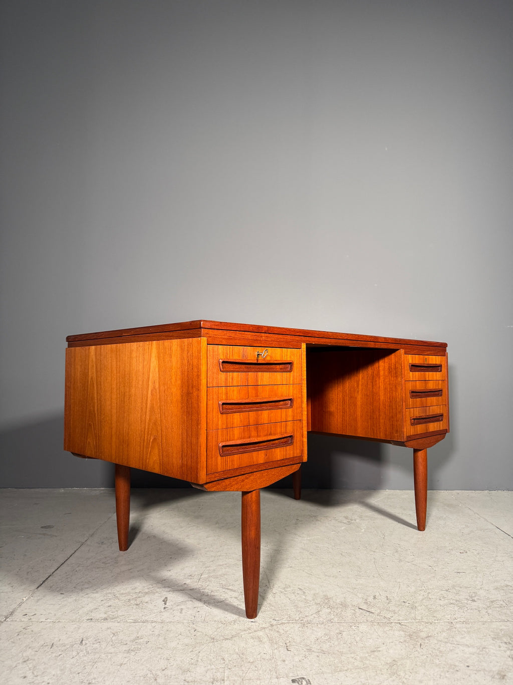 Scrivania in teak di J. Svenstrup