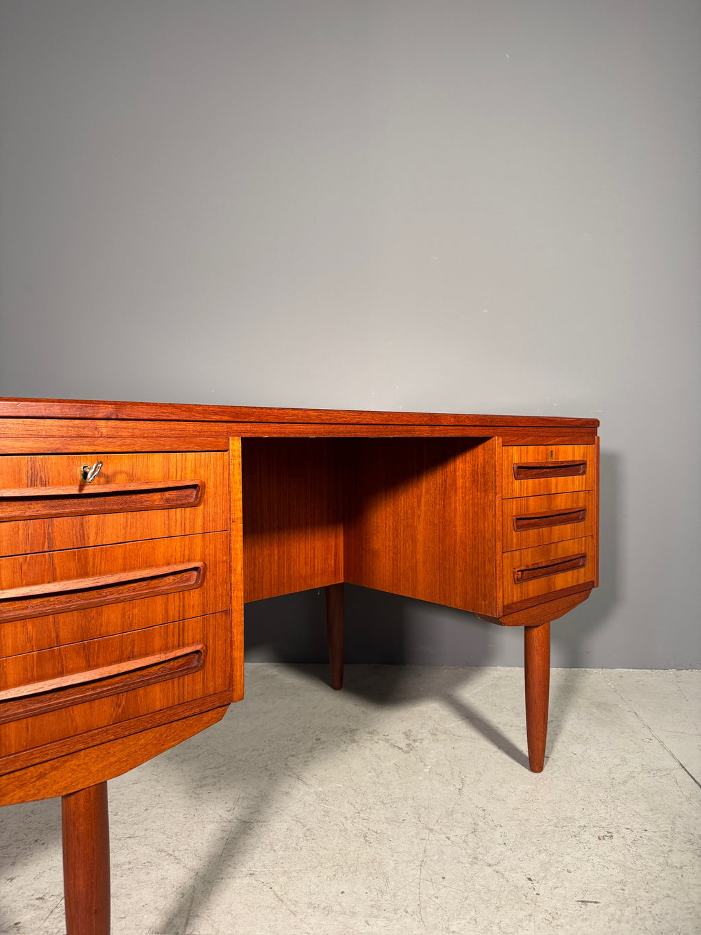 Scrivania in teak di J. Svenstrup