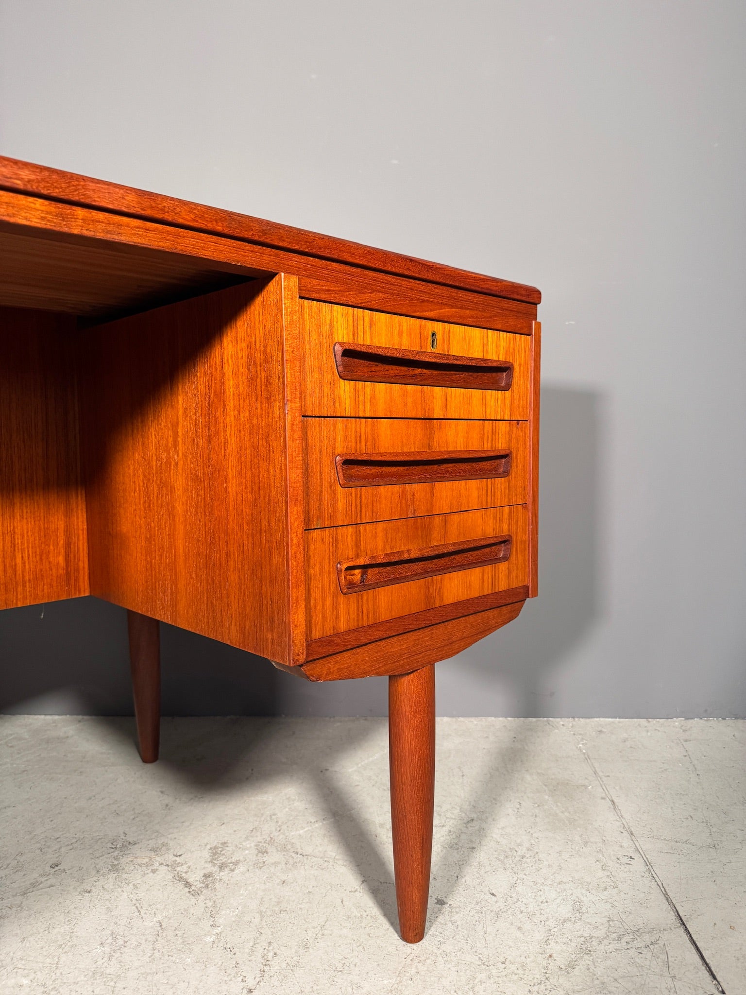 Scrivania in teak di J. Svenstrup