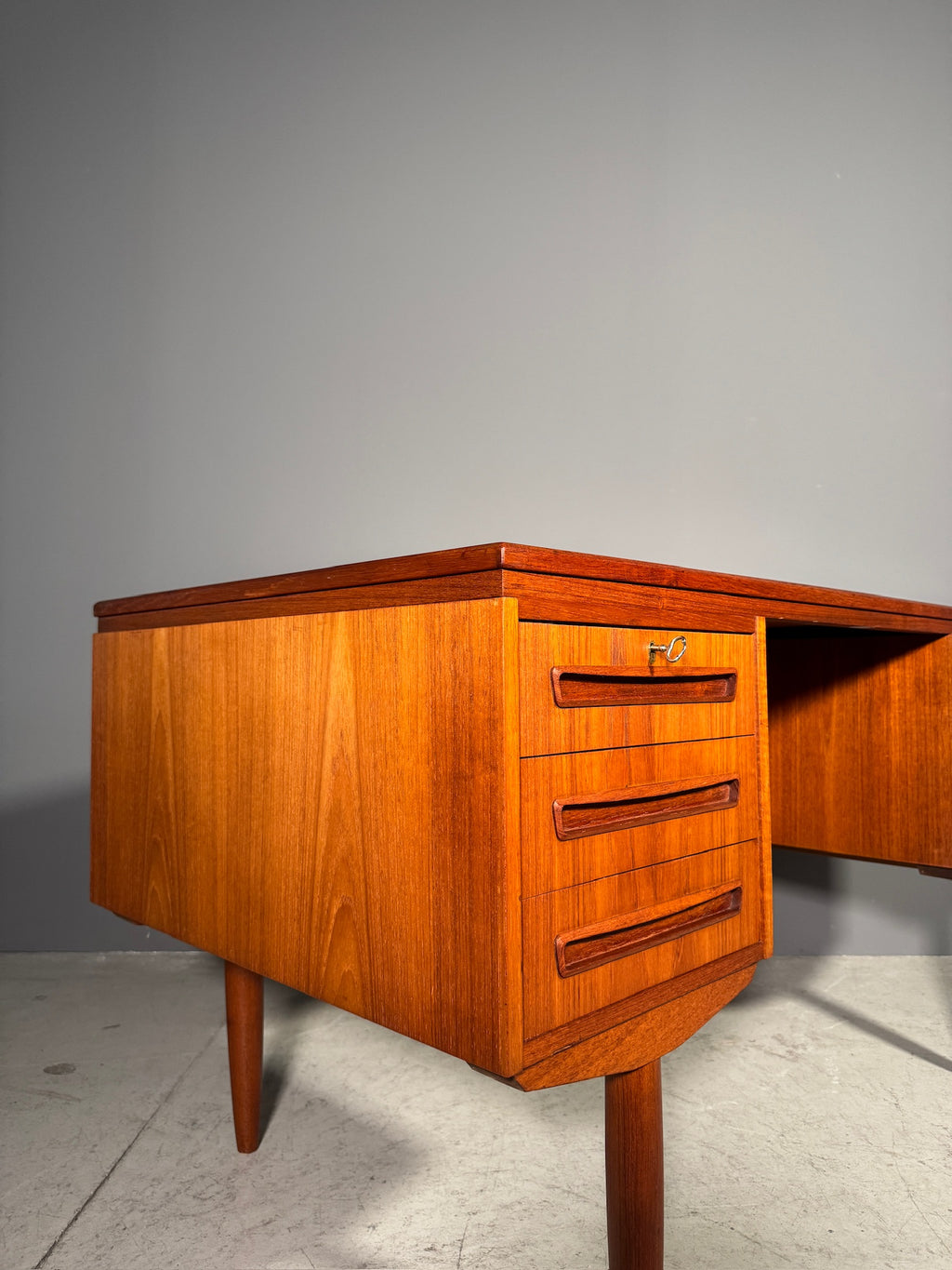 Scrivania in teak di J. Svenstrup