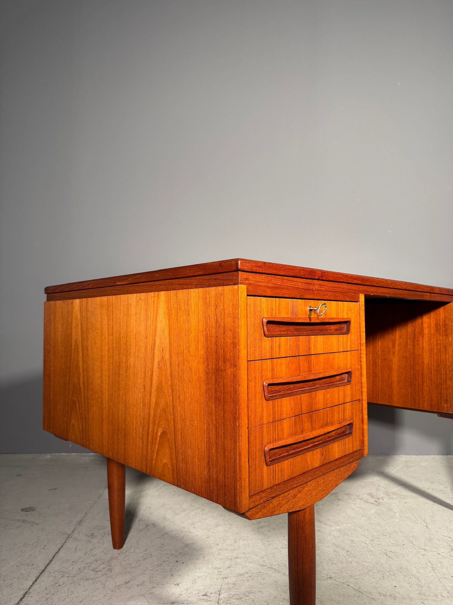 Scrivania in teak di J. Svenstrup