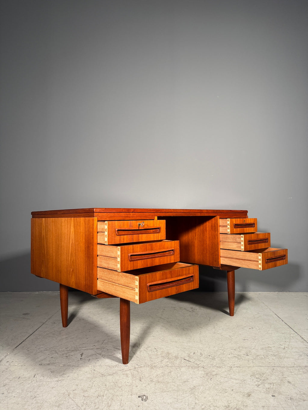 Scrivania in teak di J. Svenstrup