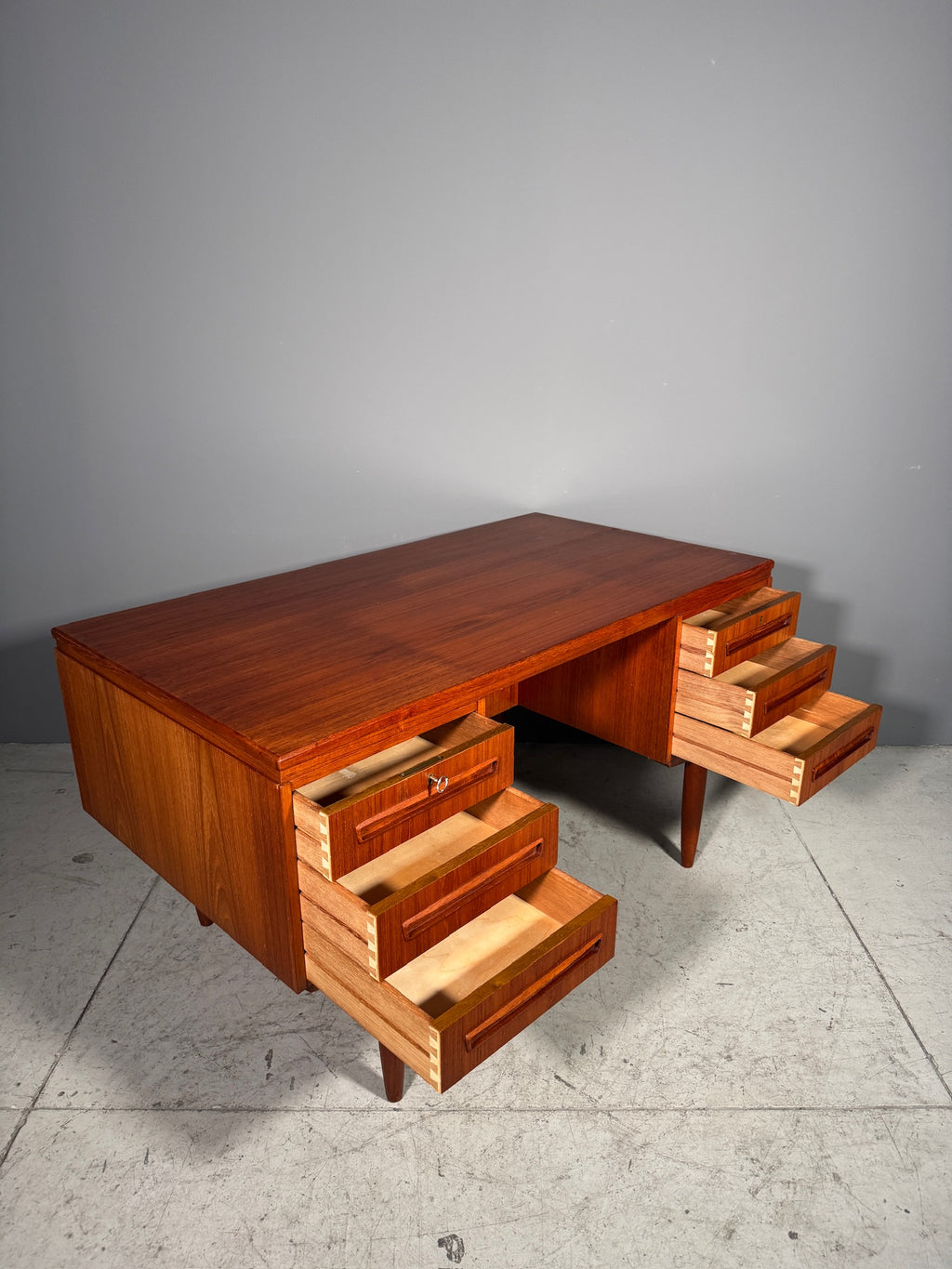 Scrivania in teak di J. Svenstrup