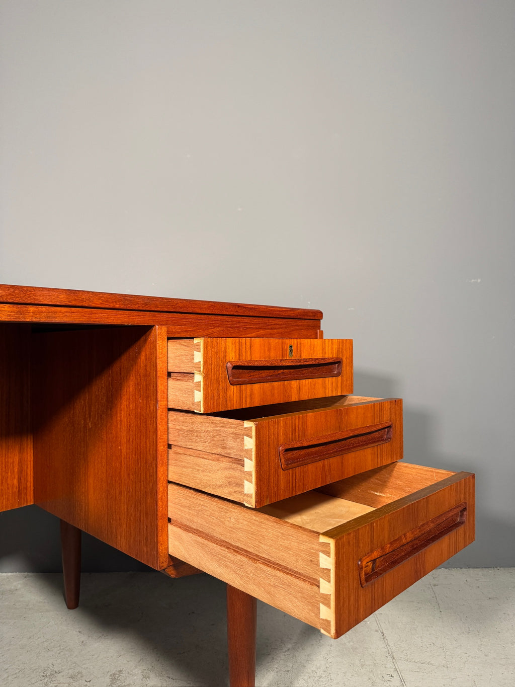 Scrivania in teak di J. Svenstrup